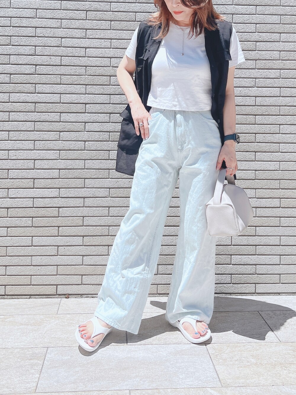 「大人コーデ、GU、ベスト、低身長女子、ベスト×Tシャツ、きれいめカジュアル、デニムコーデ、レイヤードスタイル、Tシャツ、休日コーデ、ビーサン」｜「coenの【ウィメンズ】ソフトEVAトングサンダル（サンダル、ホワイト系）」を使った、ナナさん（レディース・156cm）の夏コーディネートの2枚目の写真