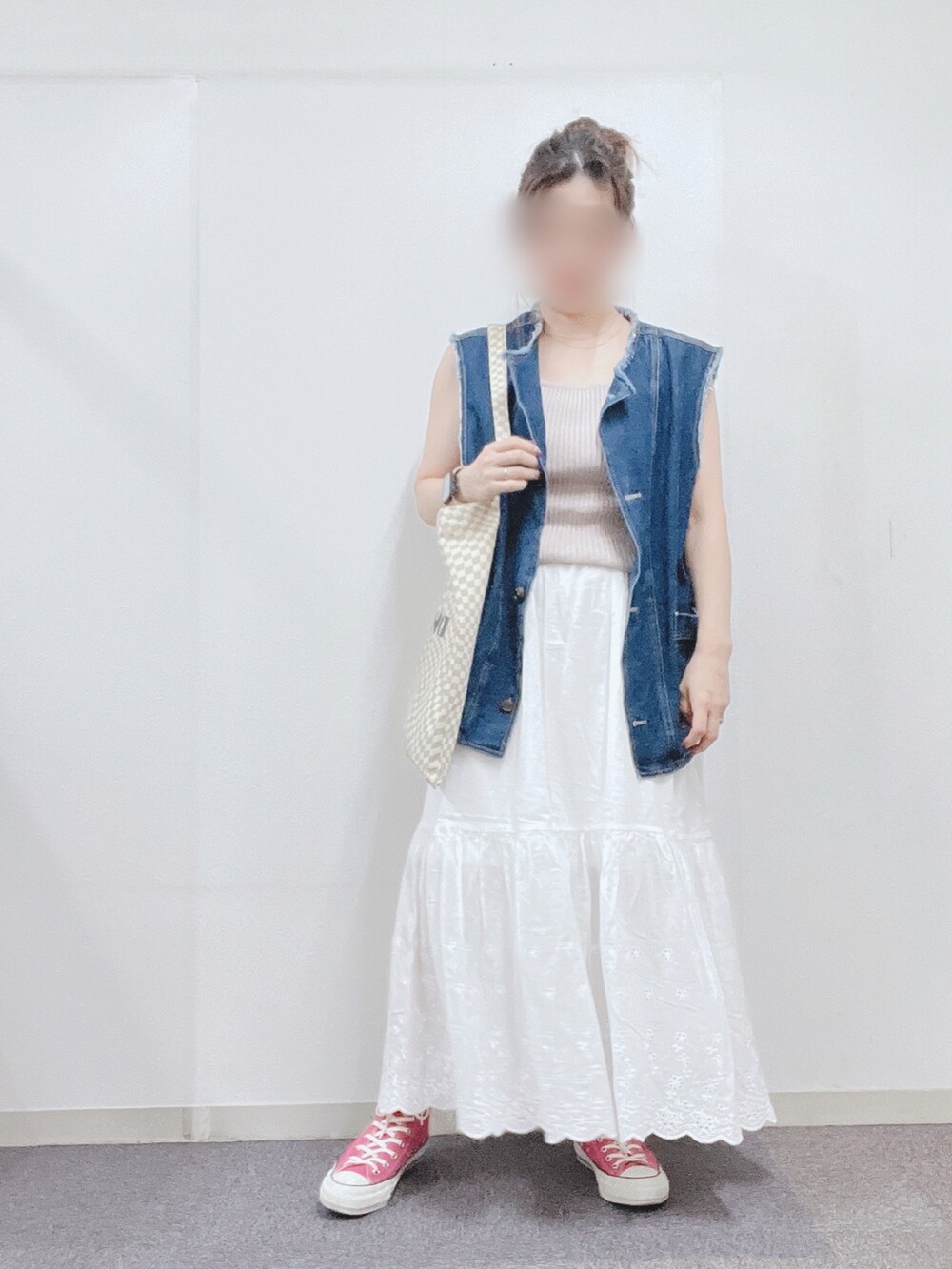 「夏コーデ、ベスト、オトナカワイイ、楽チンコーデ、ootd、大人カジュアル、シンプルコーデ、スカートコーデ、カジュアルコーデ、カジュアル、オトナカジュアル、おしゃれさんと繋がりたい、スニーカーコーデ、カラーコーデ、ラクチンコーデ」｜「DISCOATのリメイクデニムベスト（ベスト、ブルー系）」を使った、ナナさん（レディース・156cm）の秋コーディネートの3枚目の写真