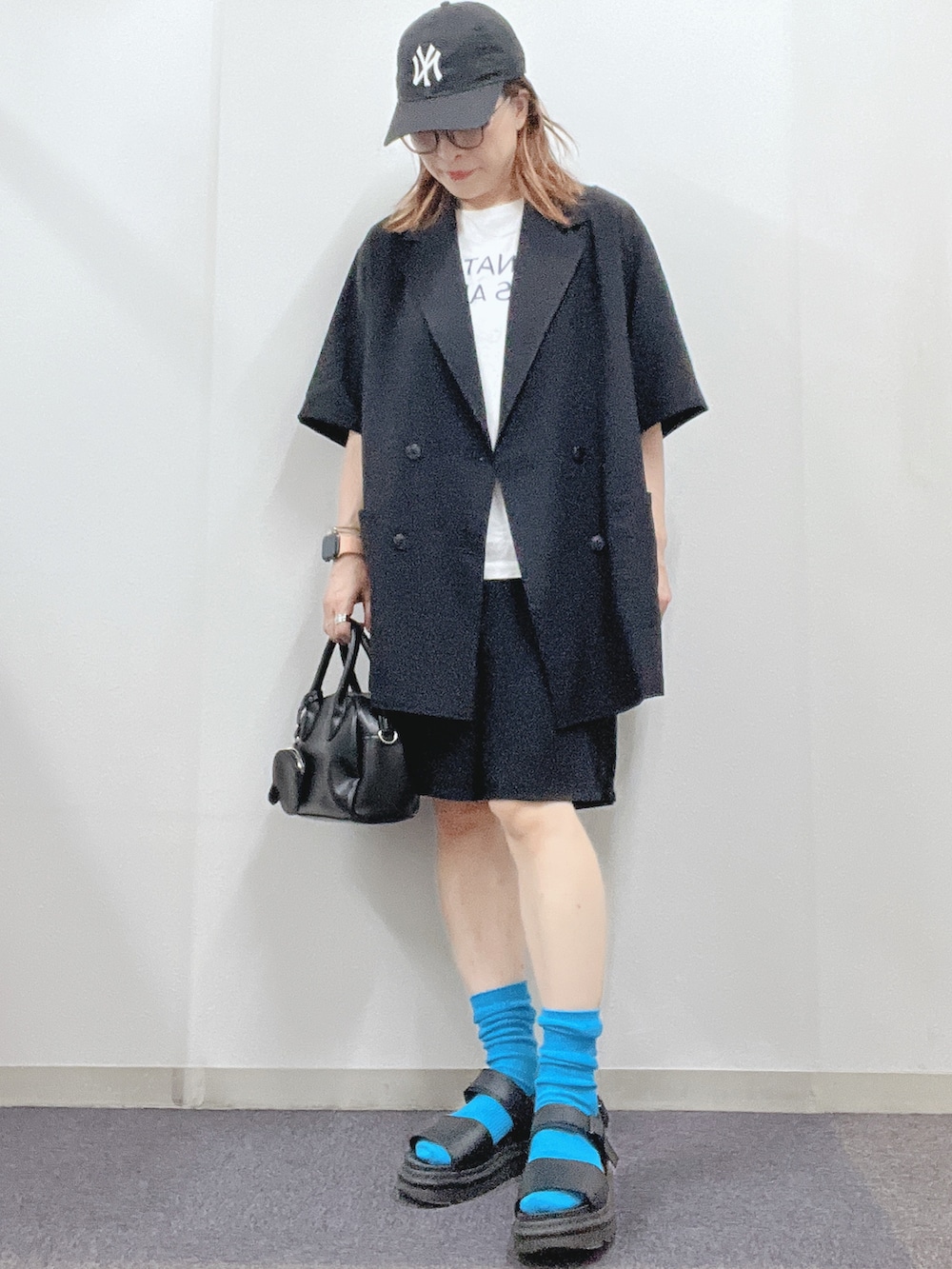 「オトナ女子、シンプルコーデ、大人カジュアル、ootd、プチプラ、パンツスタイル、サンダルに靴下、サンダル×靴下、キレイめ、キャップ、セットアップ風、ディスコート、GU、Tシャツ」｜「DISCOATの半円ミニボストンショルダーバッグ（ショルダーバッグ、ブラック系）」を使った、ナナさん（レディース・156cm）の夏コーディネートの3枚目の写真