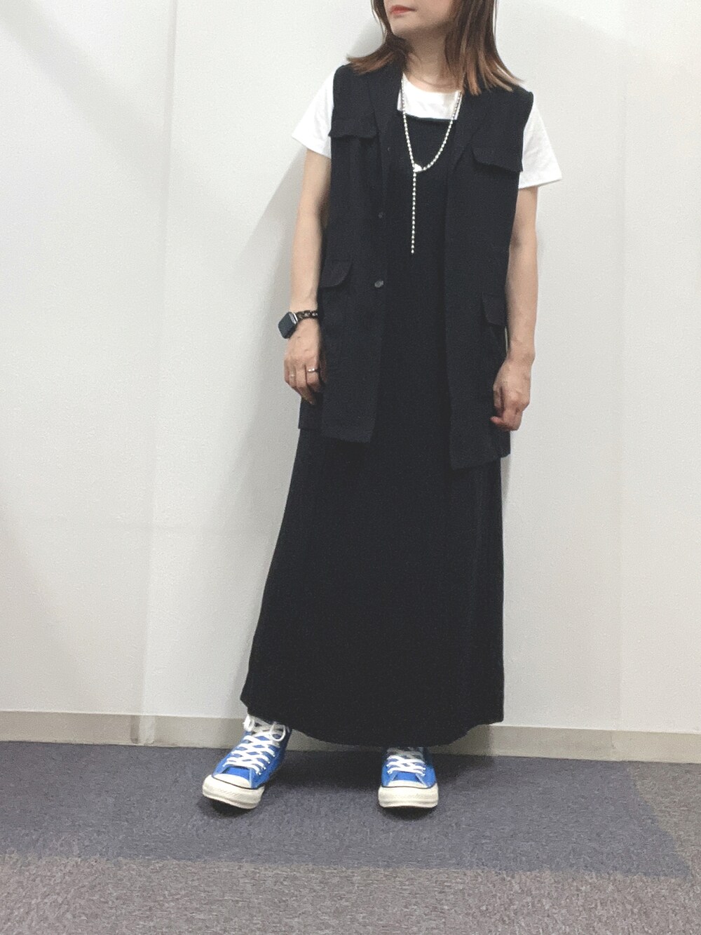 「靴下屋、大人コーデ、おしゃれさんと繋がりたい、ワンピース、きれいめカジュアル、きれいめ、ワントーンコーデ、ブルー、ベスト、モノトーンコーデ、カジュアル、ワンピーススタイル」｜「Kastaneの【新色追加】ポンチキャミワンピース（ワンピース、ブラック系）」を使った、ナナさん（レディース・156cm）の夏コーディネートの2枚目の写真