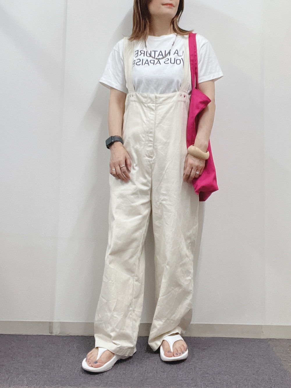 「楽チンコーデ、サロペット、トートバッグ、シンプルコーデ、オトナ女子、リラックススタイル、夏、プチプラ、ootd、ワントーンコーデ、ビーサン、カジュアル、カジュアルコーデ」｜「coenの【ウィメンズ】ソフトEVAトングサンダル（サンダル、ホワイト系）」を使った、ナナさん（レディース・156cm）の夏コーディネートの2枚目の写真