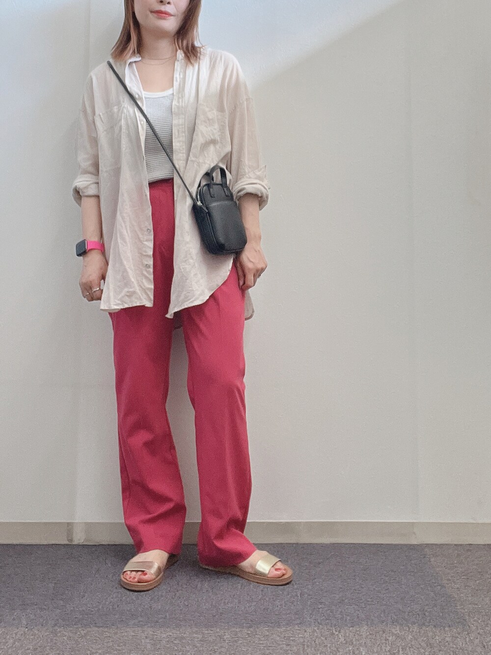 「シャツスタイル、ピンク、ピンクコーデ、おしゃれさんと繋がりたい、サンダル、ootd、夏コーデ、ベージュ、シンプルコーデ、ボーダー、シアー、お出かけコーデ、カジュアルコーデ」｜「JEANASISのアイテム（パンツ、ピンク系）」を使った、ナナさん（レディース・156cm）の夏コーディネートの2枚目の写真