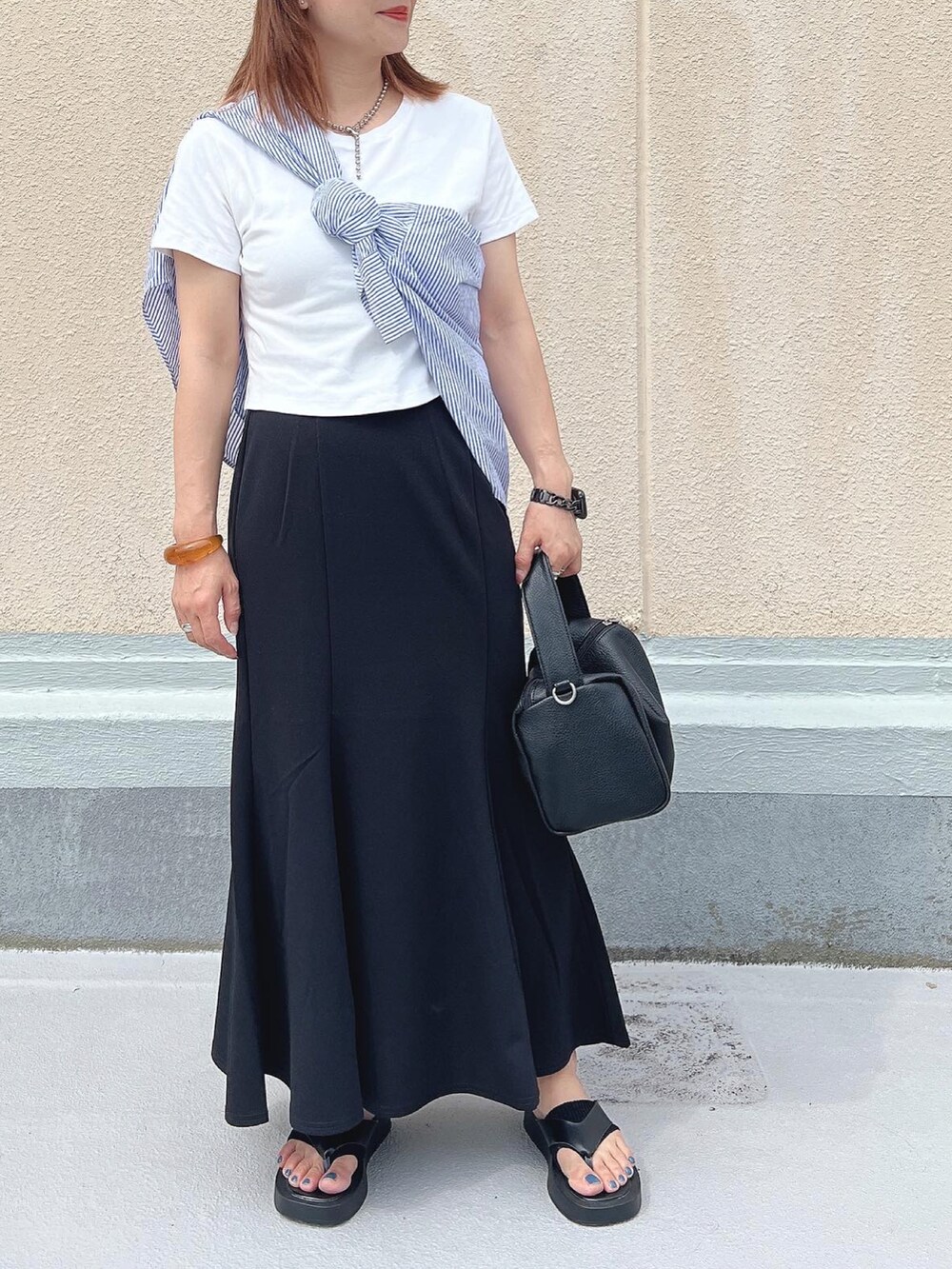 「夏コーデ、休日スタイル、オトナ女子、カジュアル、おしゃれさんと繋がりたい、モノトーン、白Tシャツ、GU、たすき掛け、靴下屋、スカート、マーメイドスカート、シンプル、ゆるコーデ、カジュアルコーデ」｜「coenのソフトフェイクレザーミニバッグ（ショルダーバッグ、ブラック系）」を使った、ナナさん（レディース・156cm）の夏コーディネートの3枚目の写真