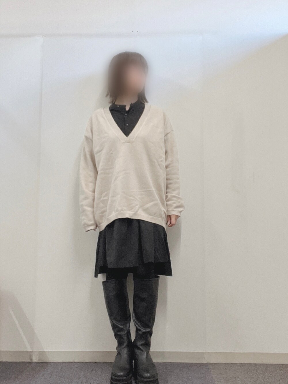 「パンツスタイル、冬、今日のコーデ、カジュアルコーデ、ラクチンコーデ、シャツスタイル、おしゃれさんと繋がりたい、ロングブーツ、レイヤードスタイル、ootd、ニット、プチプラ」｜「LOWRYS FARMのバンドカラータックチュニック　922771（シャツ/ブラウス、ブラック系）」を使った、ナナさん（レディース・156cm）の冬コーディネートの3枚目の写真
