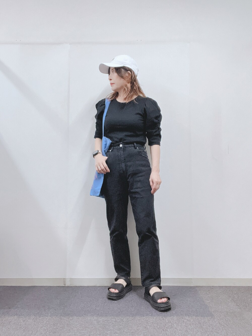 「オトナ女子、オトナカジュアル、休日スタイル、パンツスタイル、秋コーデ、大人コーデ、ラクチンコーデ、デニムコーデ、ブラック、ワントーンコーデ、ラフコーデ」｜「NEW ERAのNEW ERA/ニューエラ キャップ 9THIRTY ウォッシュドコットン ニューヨーク・ヤンキース 13059310（キャップ、ホワイト系）」を使った、ナナさん（レディース・156cm）の夏コーディネートの2枚目の写真