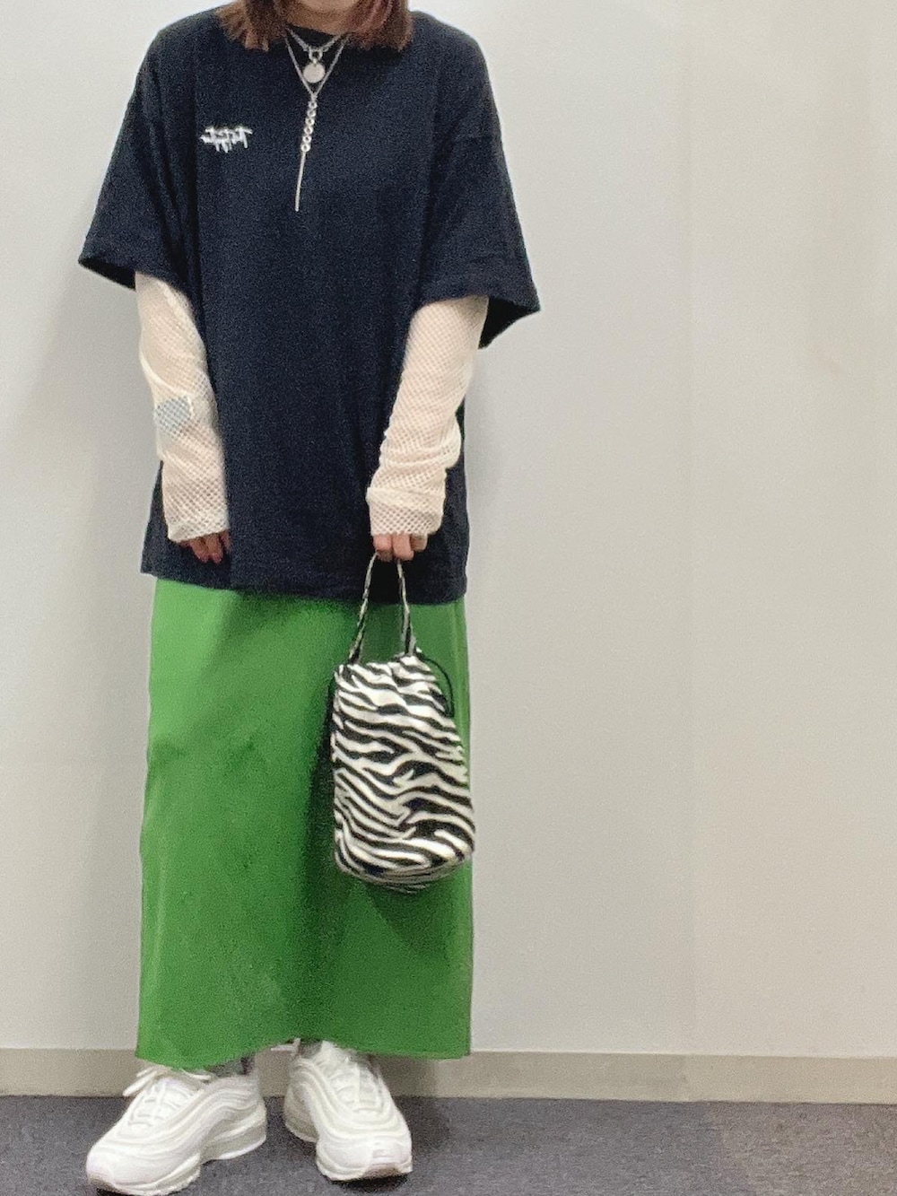 「シンプル、大人女子、大人カジュアル、夏、プチプラコーデ、レイヤードスタイル、オーバーサイズ、Tシャツ、スニーカー、カジュアル、カラーコーデ、ハット、ゆるコーデ、ラフ」｜「KastaneのクローシュHAT（ハット、ブラック系）」を使った、ナナさん（レディース・156cm）の夏コーディネートの3枚目の写真