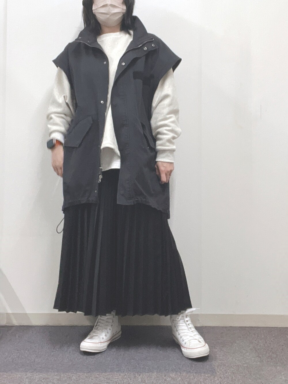 「春服みてみて、お出かけコーデ、お洒落さんとつながりたい、ootd、はるコーデ、ロングスカート、スニーカー、プリーツスカート、NIKE、スウェット、モノトーン、春コーデ」｜「beautiful peopleの【beautiful people(ビューティフルピープル)】《STUDIOUS別注》キルティングショルダーバッグ（ショルダーバッグ、ブラック系）」を使った、ナナさん（レディース・156cm）の春コーディネートの2枚目の写真
