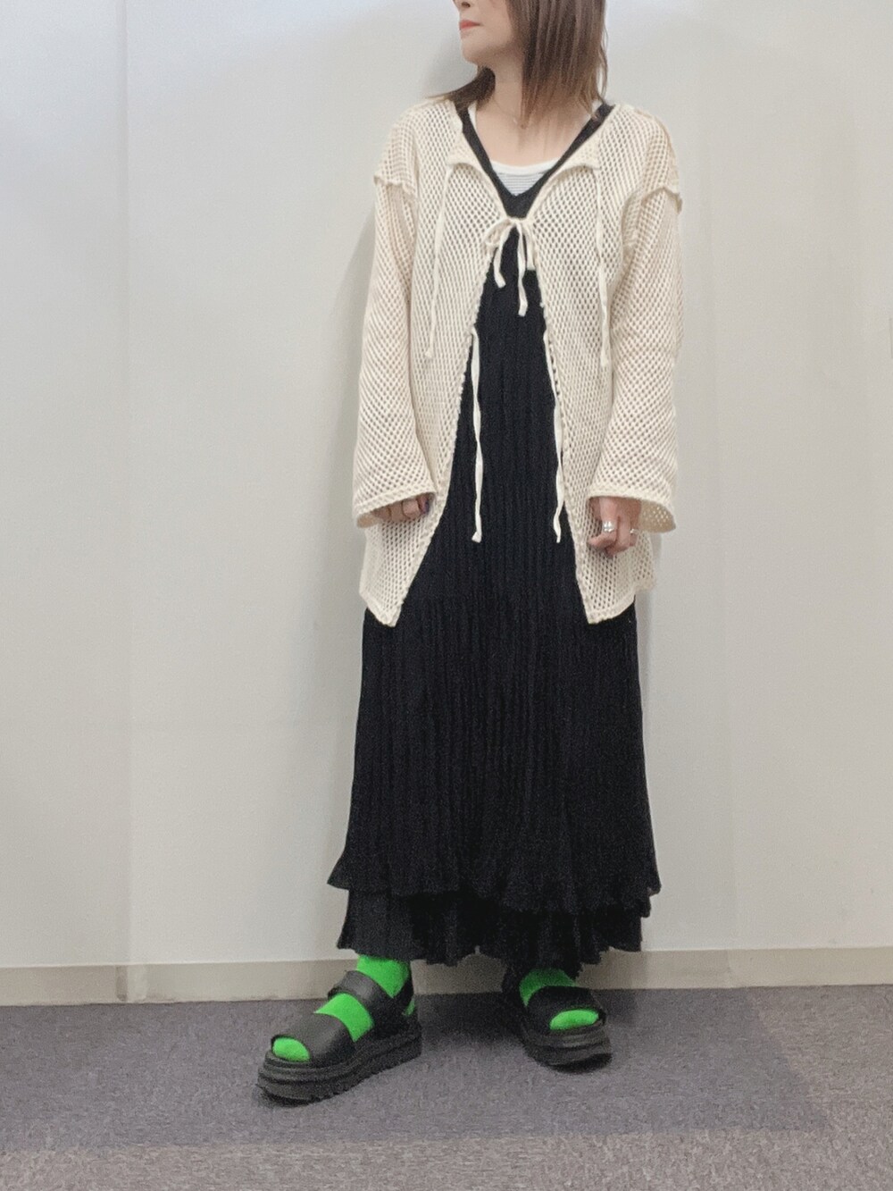 「ワンピース、ワッシャーワンピース、マーチン、サンダル、メッシュ、カーディガン、スカート、レイヤードスタイル、低身長女子、カラーソックス、重ね着、着回しコーデ、モノトーン、お洒落さんとつながりたい、ブラック」｜「Kastaneのメッシュ2WAYオーバーカーディガン（カーディガン/ボレロ、ベージュ系）」を使った、ナナさん（レディース・156cm）の春コーディネートの2枚目の写真