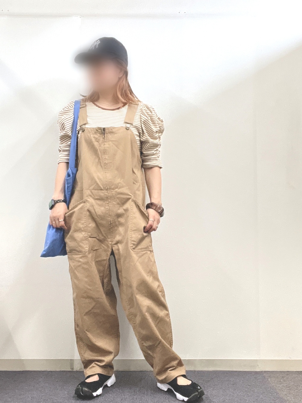 「大人カジュアル、ラクチンコーデ、ゆるコーデ、シンプルコーデ、カジュアル、プチプラコーデ、シャツスタイル、サロペット、サロペットコーデ、ポワン袖、エアリフト、ナイキ、スニーカーコーデ、トートバッグ」｜「DISCOATのアソートカラーロゴトートバッグ（トートバッグ、ベージュ系）」を使った、ナナさん（レディース・156cm）の夏コーディネートの3枚目の写真