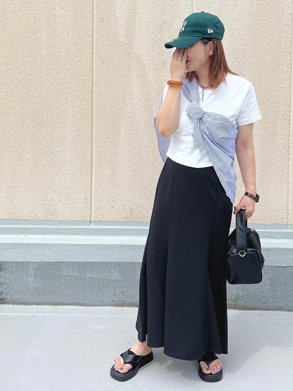 「夏コーデ、休日スタイル、オトナ女子、カジュアル、おしゃれさんと繋がりたい、モノトーン、白Tシャツ、GU、たすき掛け、靴下屋、スカート、マーメイドスカート、シンプル、ゆるコーデ、カジュアルコーデ」｜「coenのソフトフェイクレザーミニバッグ（ショルダーバッグ、ブラック系）」を使った、ナナさん（レディース・156cm）の夏コーディネートの2枚目の写真