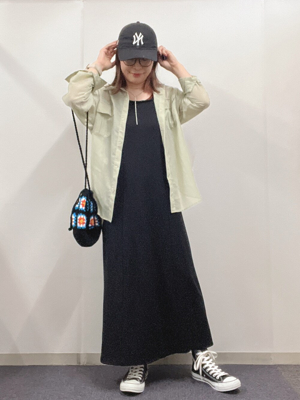 「シンプルコーデ、夏コーデ、リラックススタイル、春夏コーデ、ワンピース、ポンチワンピース、キャップ、コンバース、シャツスタイル、シャツ、シアートップス、きれいめカジュアル、グリーン」｜「Kastaneの【新色追加】ポンチキャミワンピース（ワンピース、ブラック系）」を使った、ナナさん（レディース・156cm）の夏コーディネートの2枚目の写真