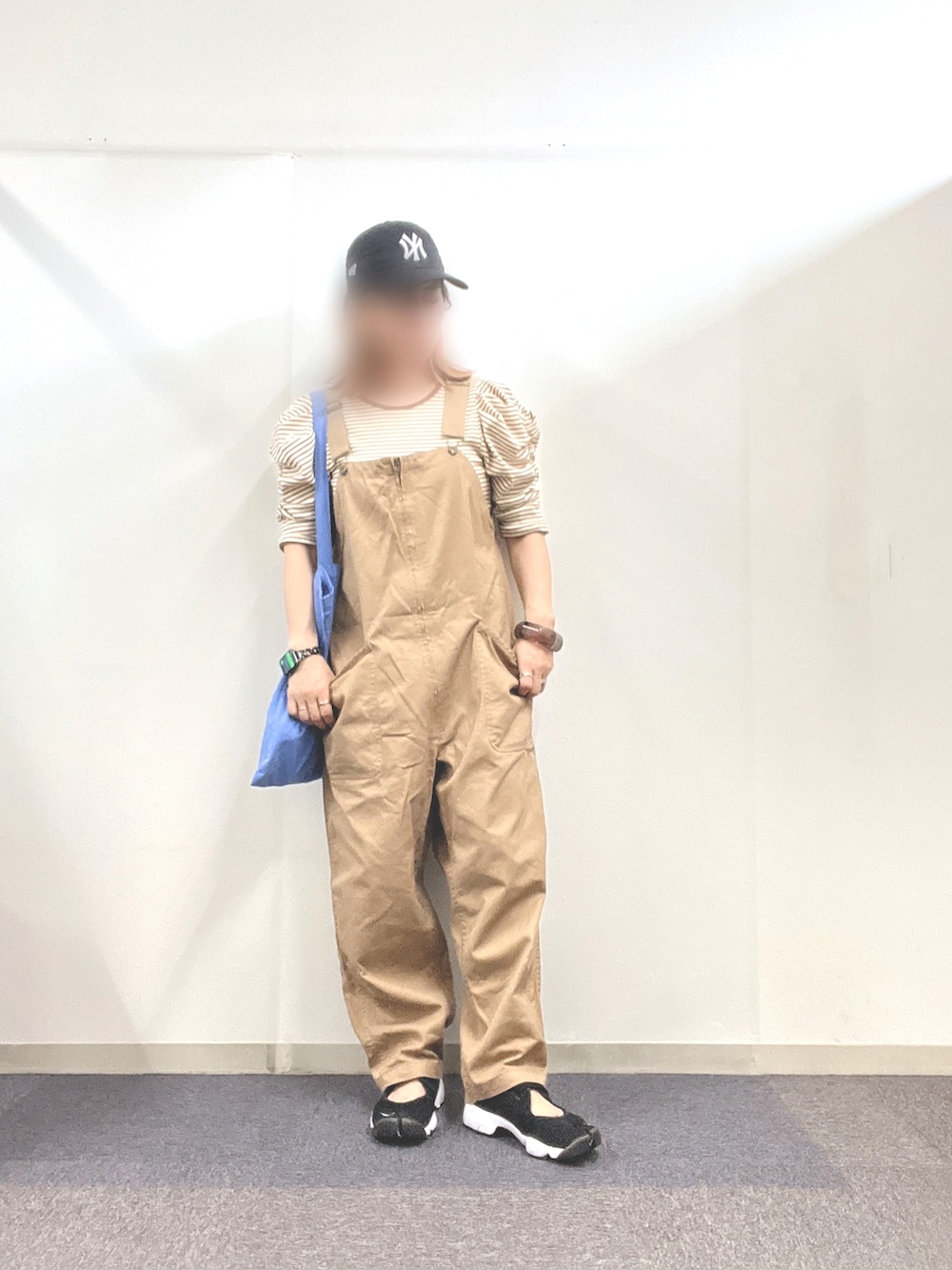 「大人カジュアル、ラクチンコーデ、ゆるコーデ、シンプルコーデ、カジュアル、プチプラコーデ、シャツスタイル、サロペット、サロペットコーデ、ポワン袖、エアリフト、ナイキ、スニーカーコーデ、トートバッグ」｜「DISCOATのアソートカラーロゴトートバッグ（トートバッグ、ベージュ系）」を使った、ナナさん（レディース・156cm）の夏コーディネートの2枚目の写真