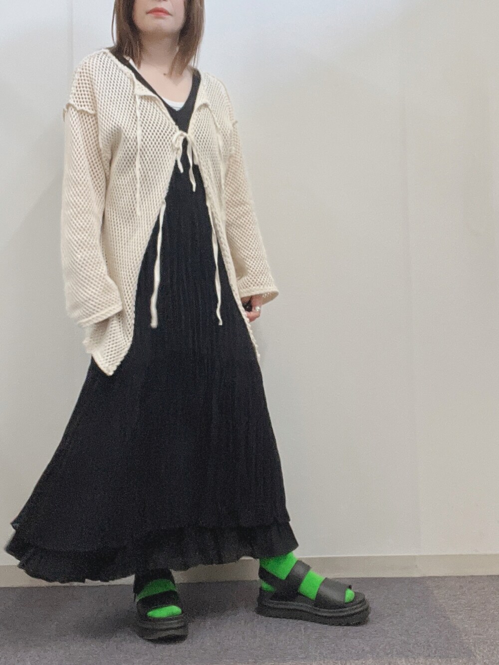 「ワンピース、ワッシャーワンピース、マーチン、サンダル、メッシュ、カーディガン、スカート、レイヤードスタイル、低身長女子、カラーソックス、重ね着、着回しコーデ、モノトーン、お洒落さんとつながりたい、ブラック」｜「Kastaneのメッシュ2WAYオーバーカーディガン（カーディガン/ボレロ、ベージュ系）」を使った、ナナさん（レディース・156cm）の春コーディネートの3枚目の写真
