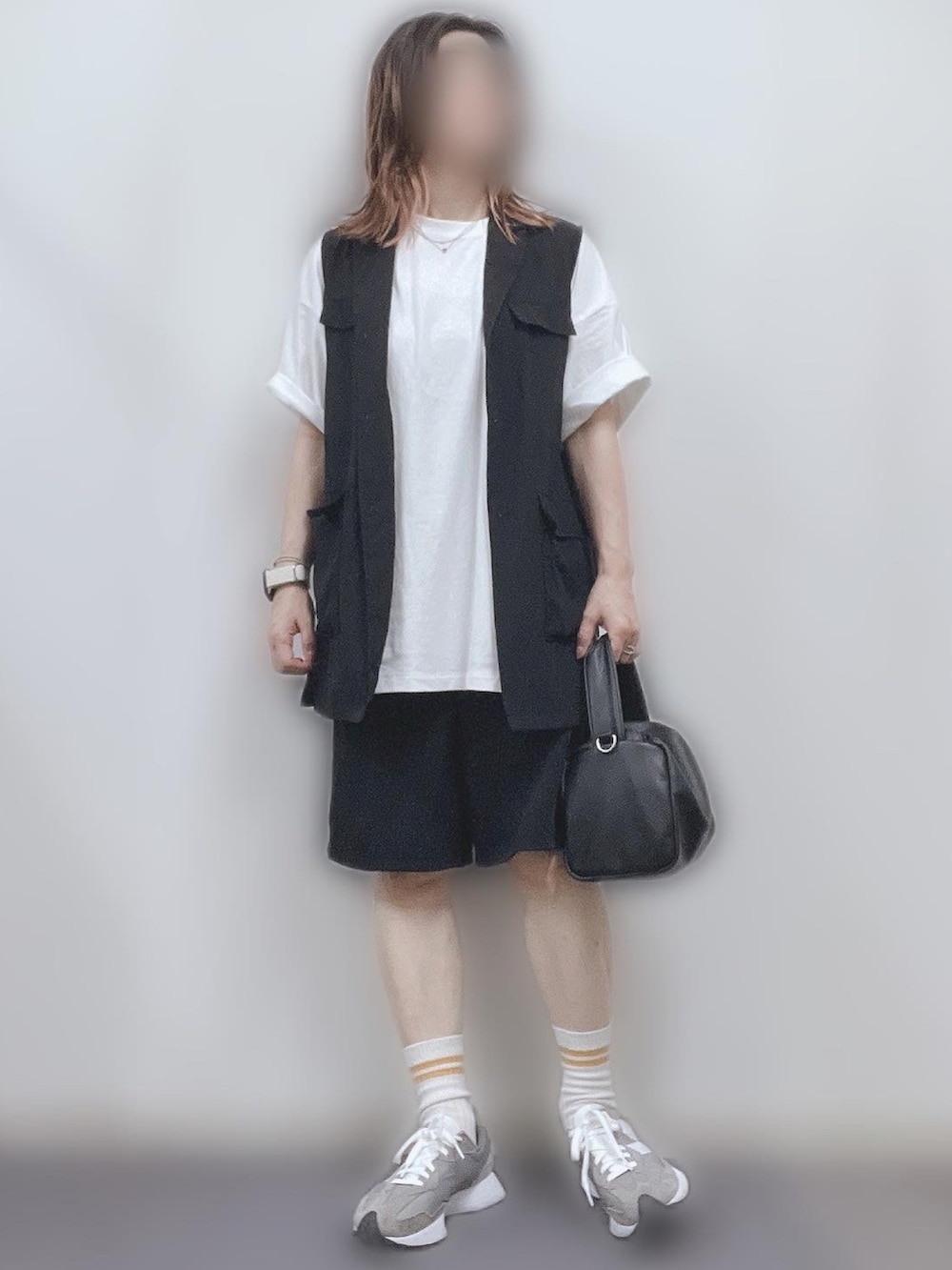 「楽チンコーデ、ootd、大人カジュアル、モノトーンコーデ、カジュアルコーデ、ベスト、短パン、少年コーデ、シンプル、シンプルコーデ、カジュアル、ラフコーデ、ラフ」｜「coenのソフトフェイクレザーミニバッグ（ショルダーバッグ、ブラック系）」を使った、ナナさん（レディース・156cm）の夏コーディネートの3枚目の写真