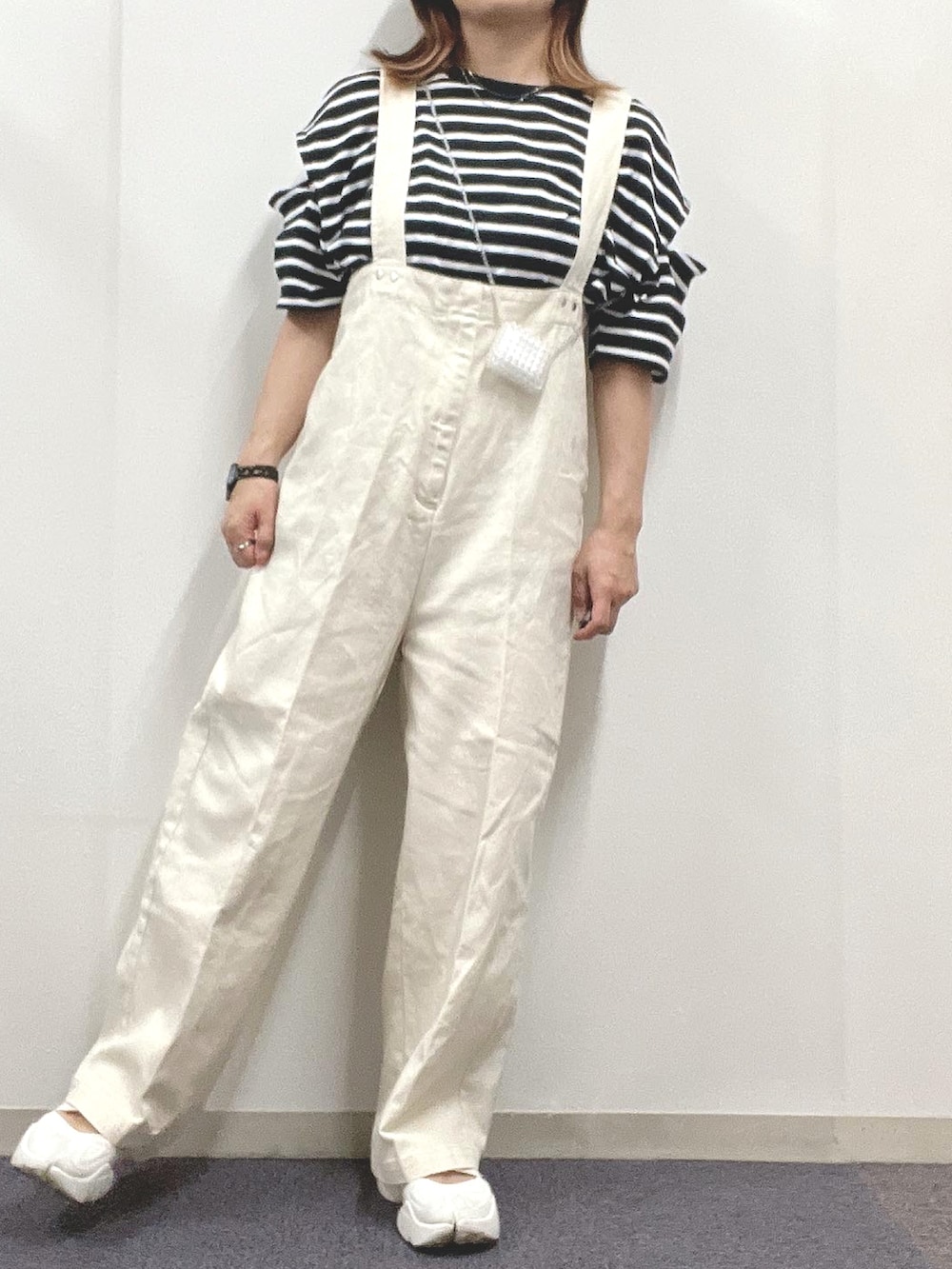 「大人かわいい、きれいめカジュアル、サロペット、おしゃれさんと繋がりたい、オトナカワイイ、ボーダー、ボーダートップス、ナチュラル、アクアリフト、大人コーデ、モノトーンコーデ」｜「DISCOATのコットンツイルサロペット（サロペット/オーバーオール、ホワイト系）」を使った、ナナさん（レディース・156cm）の夏コーディネートの2枚目の写真