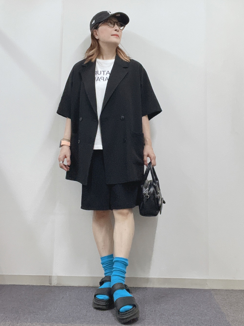 「オトナ女子、シンプルコーデ、大人カジュアル、ootd、プチプラ、パンツスタイル、サンダルに靴下、サンダル×靴下、キレイめ、キャップ、セットアップ風、ディスコート、GU、Tシャツ」｜「DISCOATの半円ミニボストンショルダーバッグ（ショルダーバッグ、ブラック系）」を使った、ナナさん（レディース・156cm）の夏コーディネートの2枚目の写真