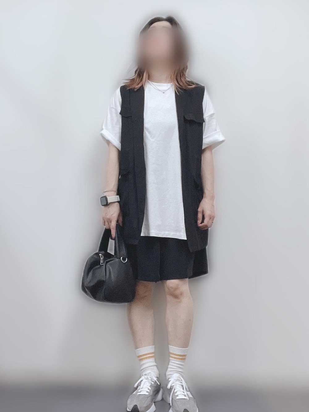 「楽チンコーデ、ootd、大人カジュアル、モノトーンコーデ、カジュアルコーデ、ベスト、短パン、少年コーデ、シンプル、シンプルコーデ、カジュアル、ラフコーデ、ラフ」｜「coenのソフトフェイクレザーミニバッグ（ショルダーバッグ、ブラック系）」を使った、ナナさん（レディース・156cm）の夏コーディネートの2枚目の写真