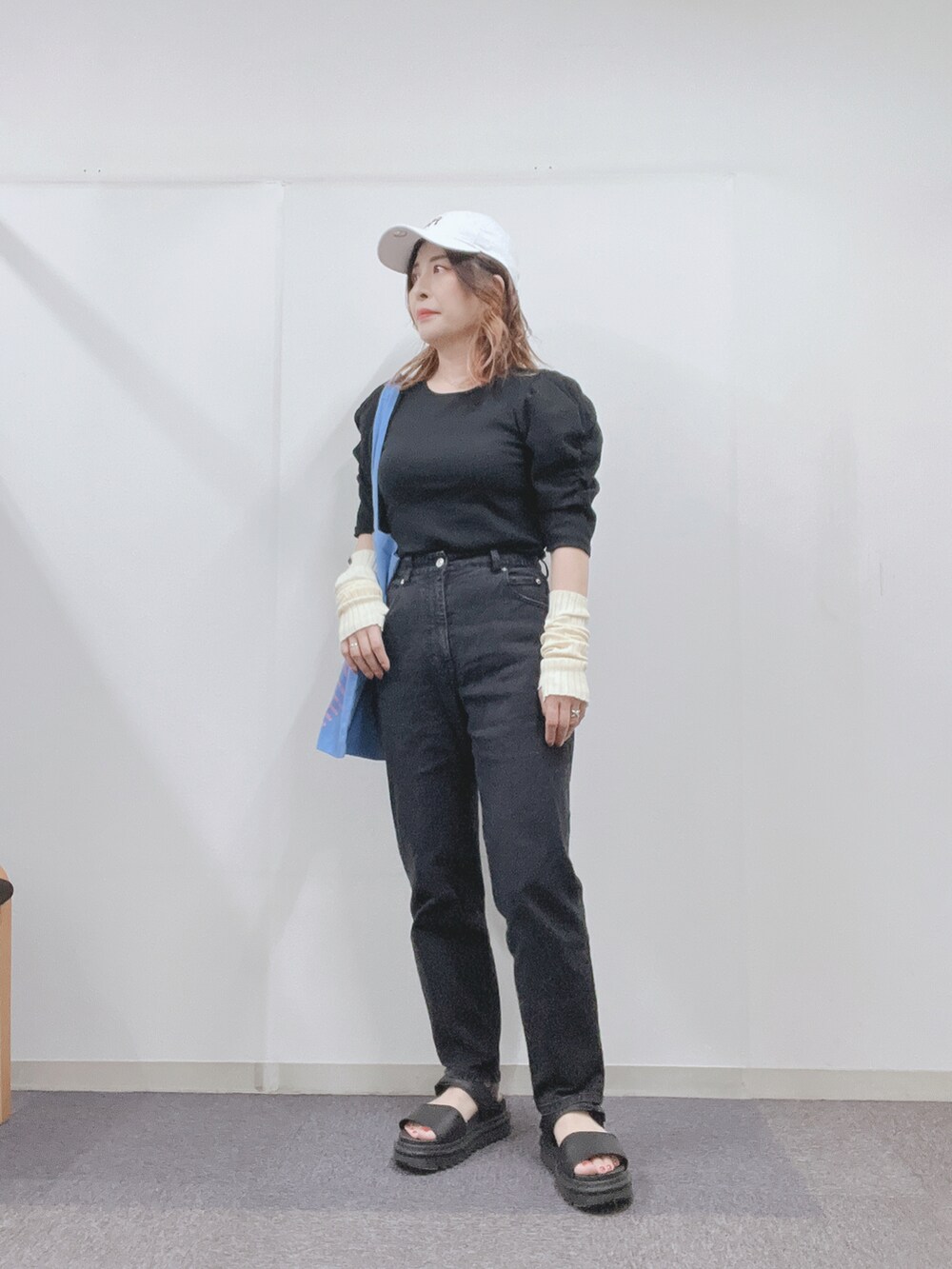 「オトナ女子、オトナカジュアル、休日スタイル、パンツスタイル、秋コーデ、大人コーデ、ラクチンコーデ、デニムコーデ、ブラック、ワントーンコーデ、ラフコーデ」｜「NEW ERAのNEW ERA/ニューエラ キャップ 9THIRTY ウォッシュドコットン ニューヨーク・ヤンキース 13059310（キャップ、ホワイト系）」を使った、ナナさん（レディース・156cm）の夏コーディネートの3枚目の写真