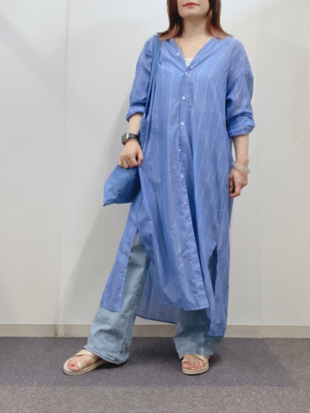 「夏、カジュアル、きれいめカジュアル、大人女子、ブルー、デニムコーデ、ラクチンコーデ、シンプル、ワントーンコーデ、大人カジュアル、ロングシャツ、シャツコーデ、サンダル、いいね、save、フォローお願いします🤑」｜「KastaneのカラバリエコBAG（トートバッグ、ブルー系）」を使った、ナナさん（レディース・156cm）の夏コーディネートの2枚目の写真