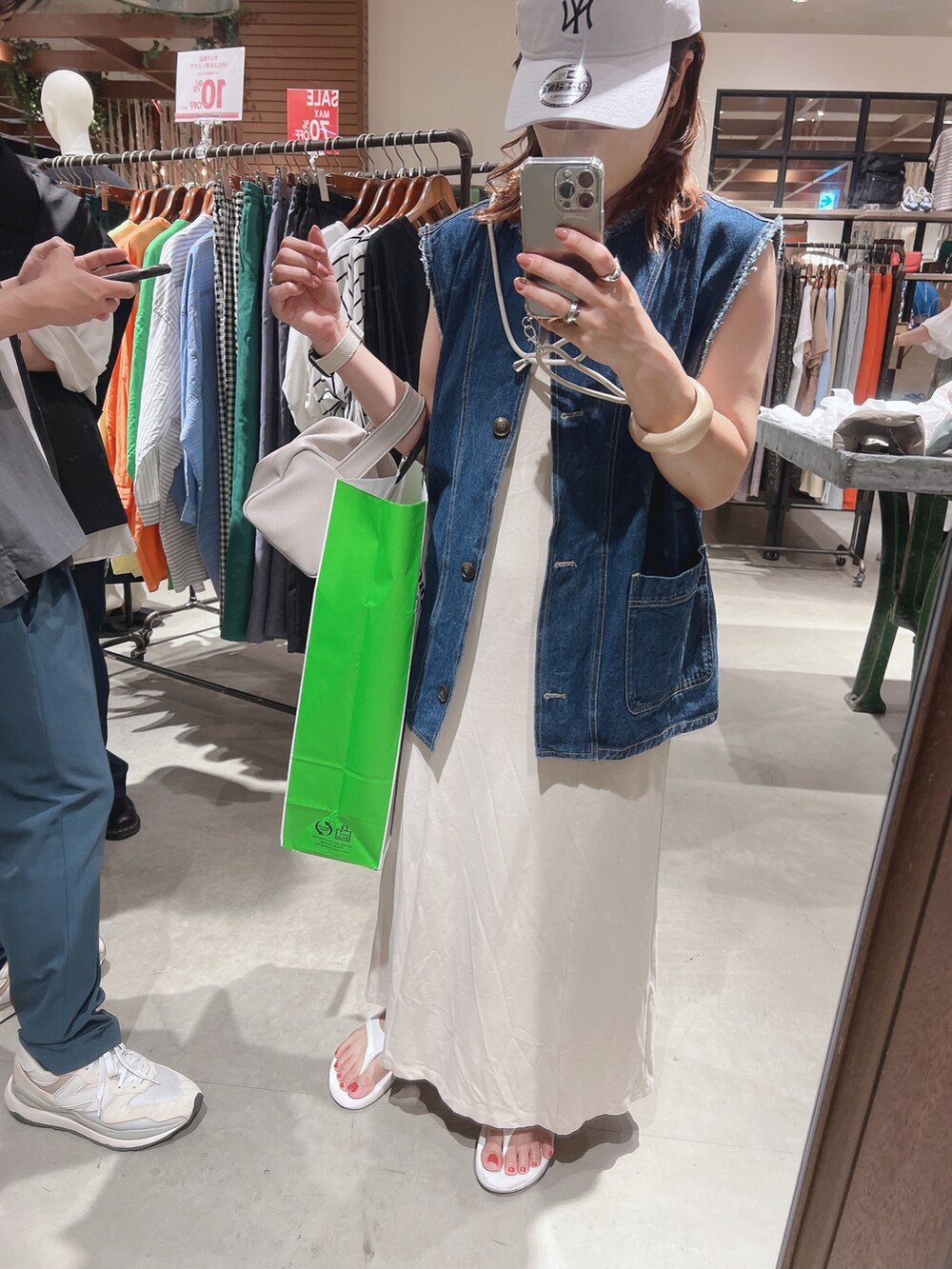 「大人カジュアル、シンプル、リラックススタイル、サンダルコーデ、おしゃれさんと繋がりたい、ノースリーブ、シンプルコーデ、ワントーンコーデ、ラクチンコーデ、ナチュラル、キャップ、ビーサン」｜「LOWRYS FARMのサイフＳＥＴミニショルダー　261373（ショルダーバッグ、ホワイト系）」を使った、ナナさん（レディース・156cm）の夏コーディネートの4枚目の写真