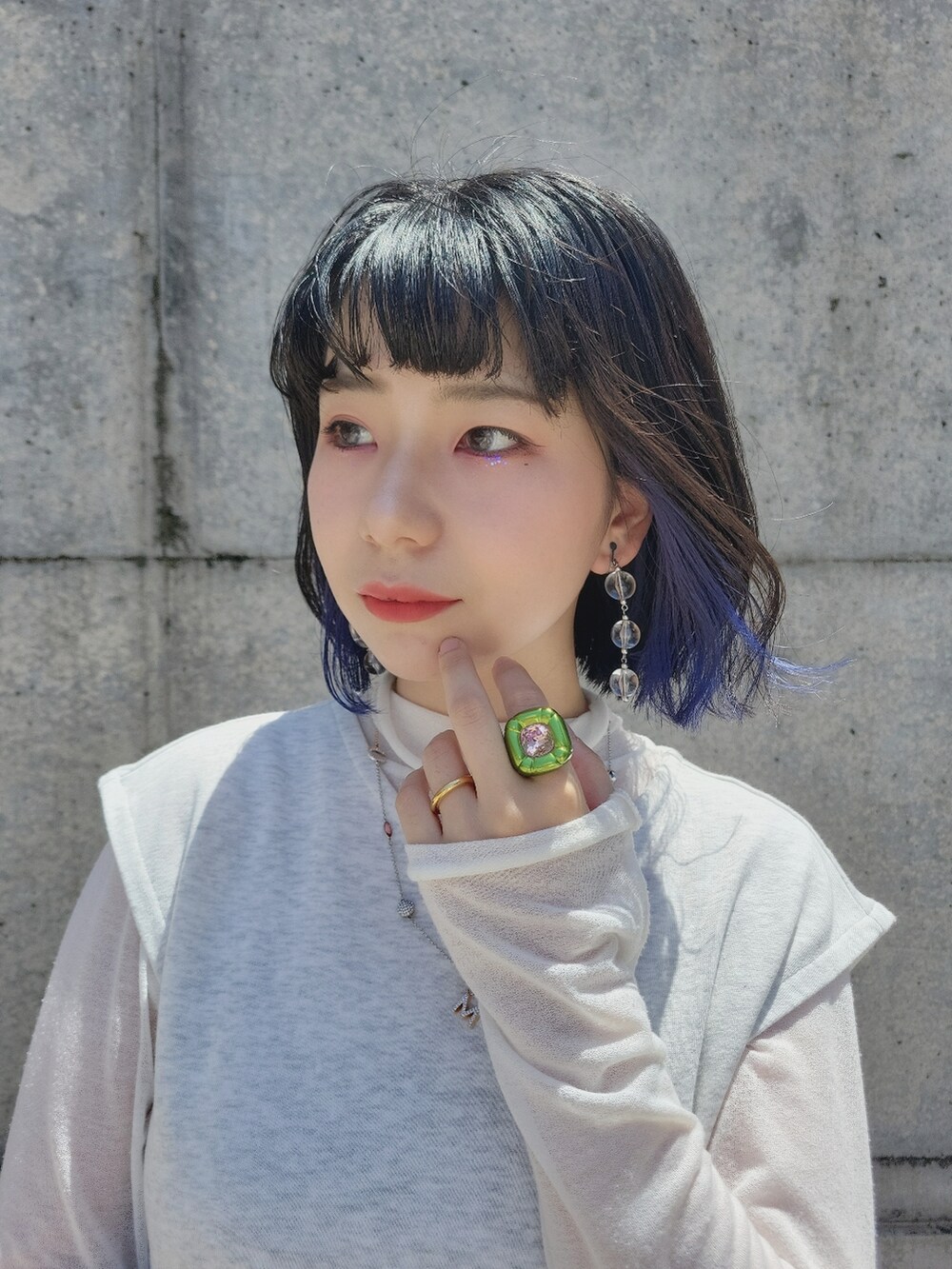 グリーン系のショルダーバッグ、ホワイト系のTシャツ/カットソー、ホワイト系のオールインワン・サロペットを着用したレディースの秋コーディネートの2枚目の写真