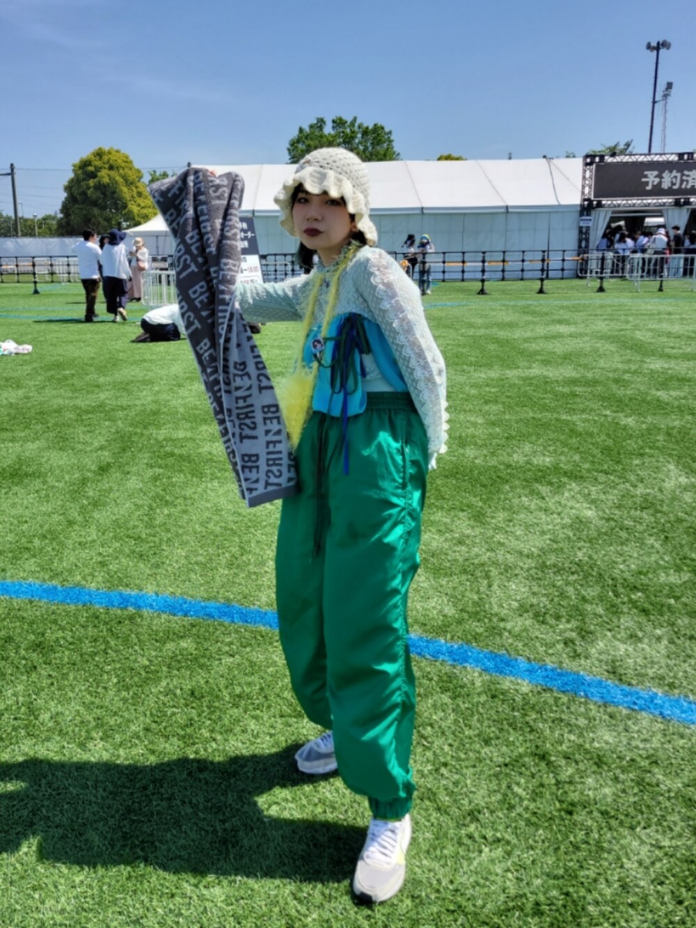 ホワイト系のスニーカー、グリーン系のその他パンツ、ブルー系のトップスを着用したレディースの春コーディネートの2枚目の写真