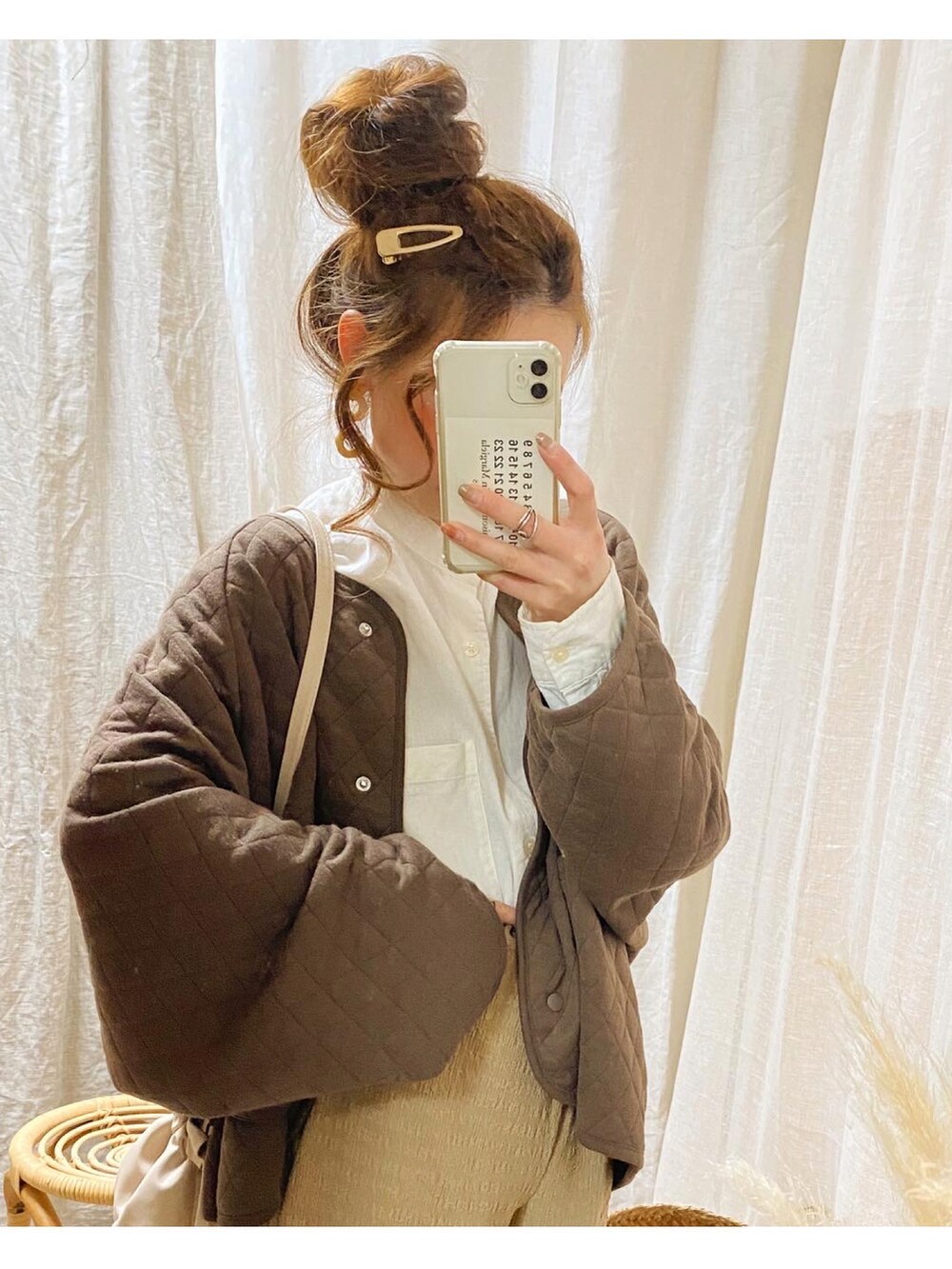 「春、パンツスタイル、淡色コーデ、しまむら、lawgy、3coins、ブラウンコーデ、ワントーンコーデ、低身長、低身長コーデ、オトナ女子、カーディガン、オーバーサイズ、キルティング、消えそうな色コーデ」｜「しまむらのキルトカーディガン（ポンチョ、ブラウン系）」を使った、and_LaLaLa_ootdさん（レディース・148cm）の冬コーディネートの3枚目の写真