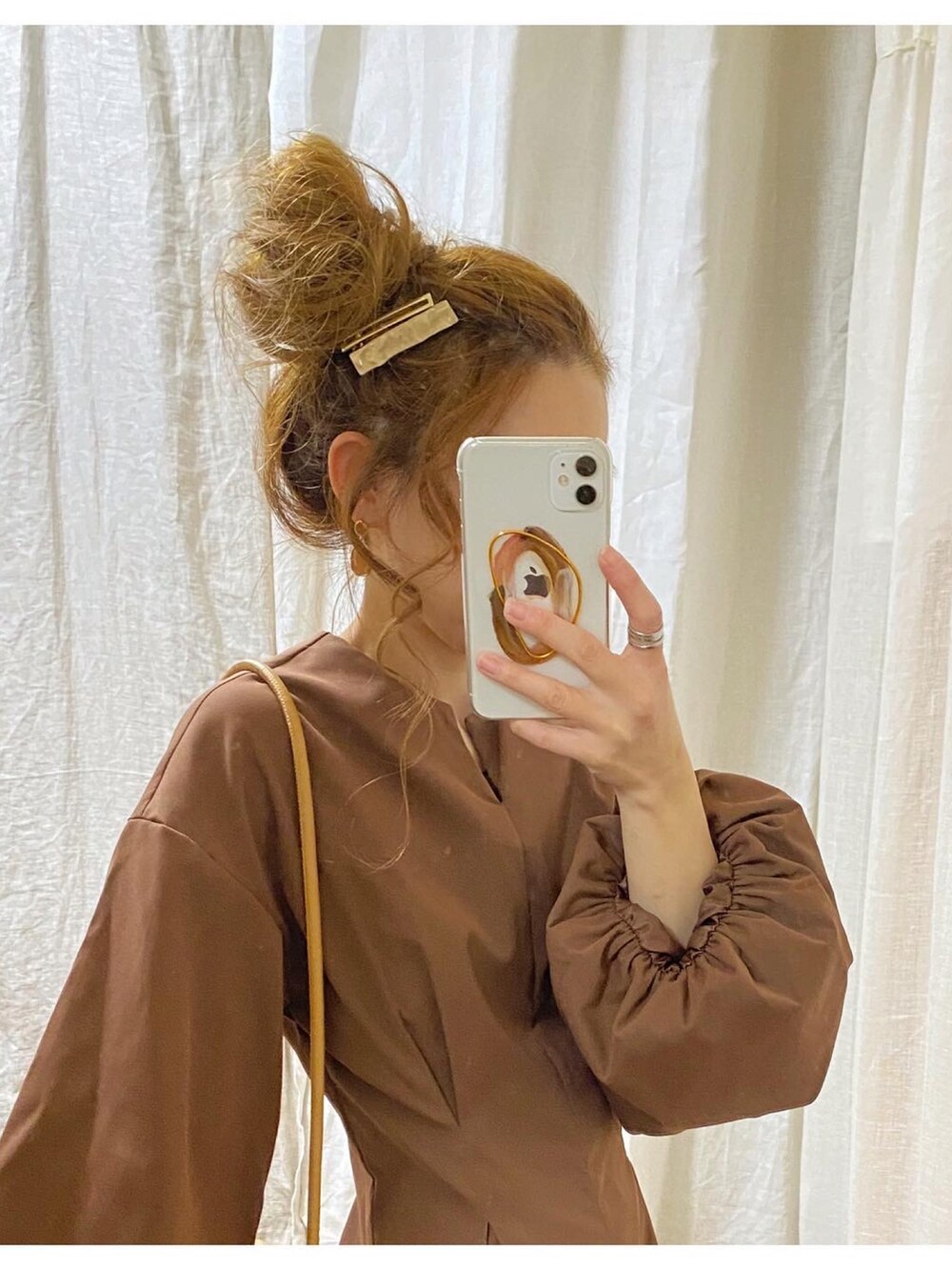 ベージュ系のショルダーバッグ、ブラウン系のバレエシューズ、ブラウン系のワンピースを着用したレディースの秋コーディネートの4枚目の写真