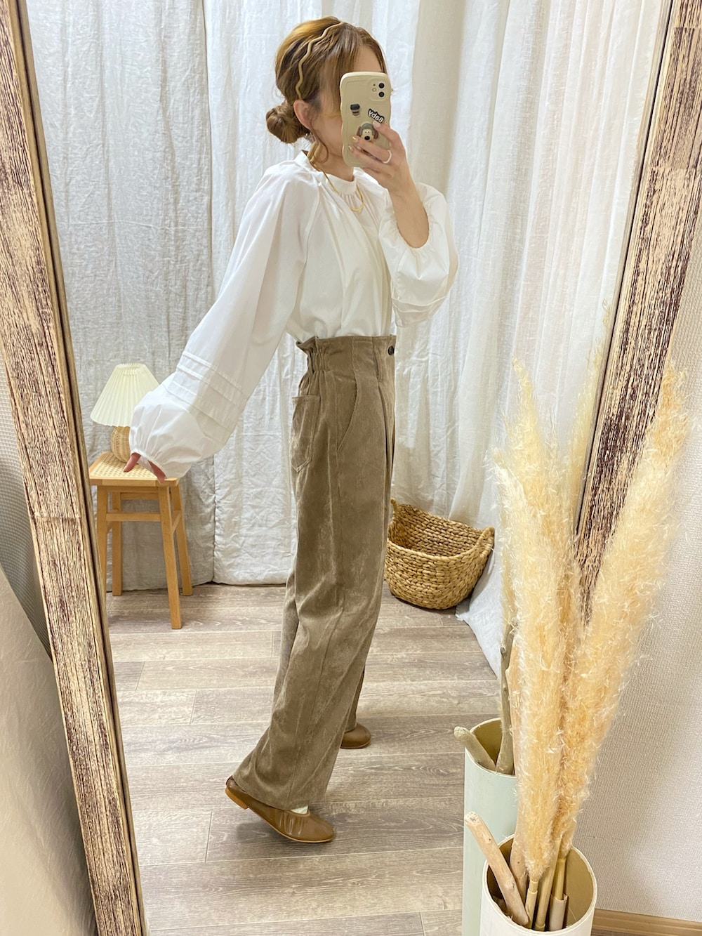 「秋っぽコーデ更新中、秋コーデ、しまむら、しまむらコーデ、淡色コーデ、淡色女子、淡色、低身長、低身長コーデ、休日スタイル、コーデュロイパンツ、コーデュロイ、シンプルスタイル、初秋コーデ、秋カラー」｜「しまむらのアイテム（パンツ、ブラウン系）」を使った、and_LaLaLa_ootdさん（骨格ウェーブ・レディース・148cm）の秋コーディネートの2枚目の写真