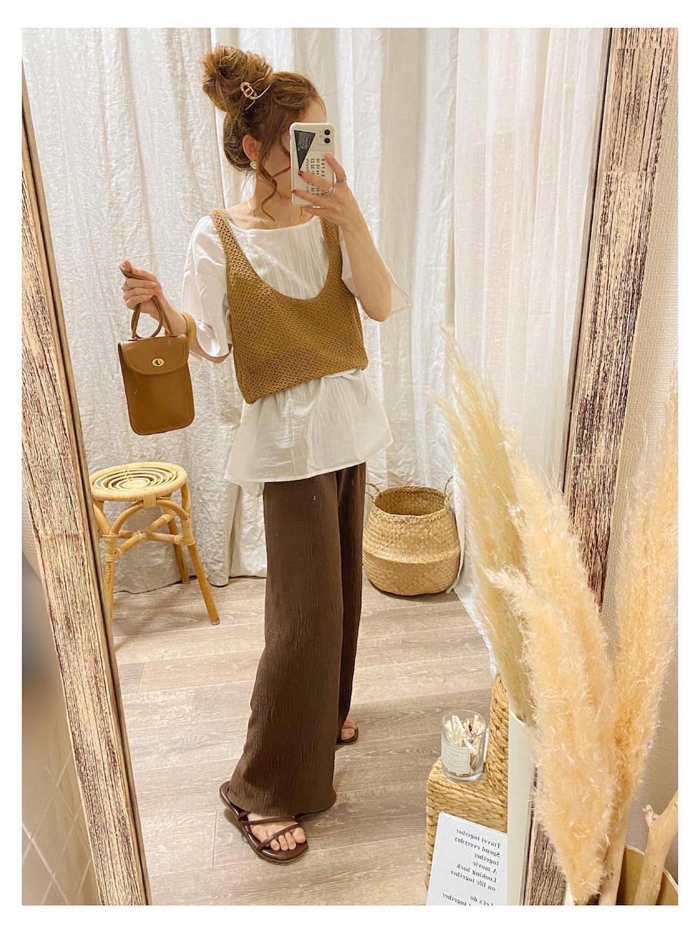 ベージュ系のワンピース/ドレス、ブラウン系のパンツ、ベージュ系のショルダーバッグを着用したレディースの夏コーディネートの3枚目の写真