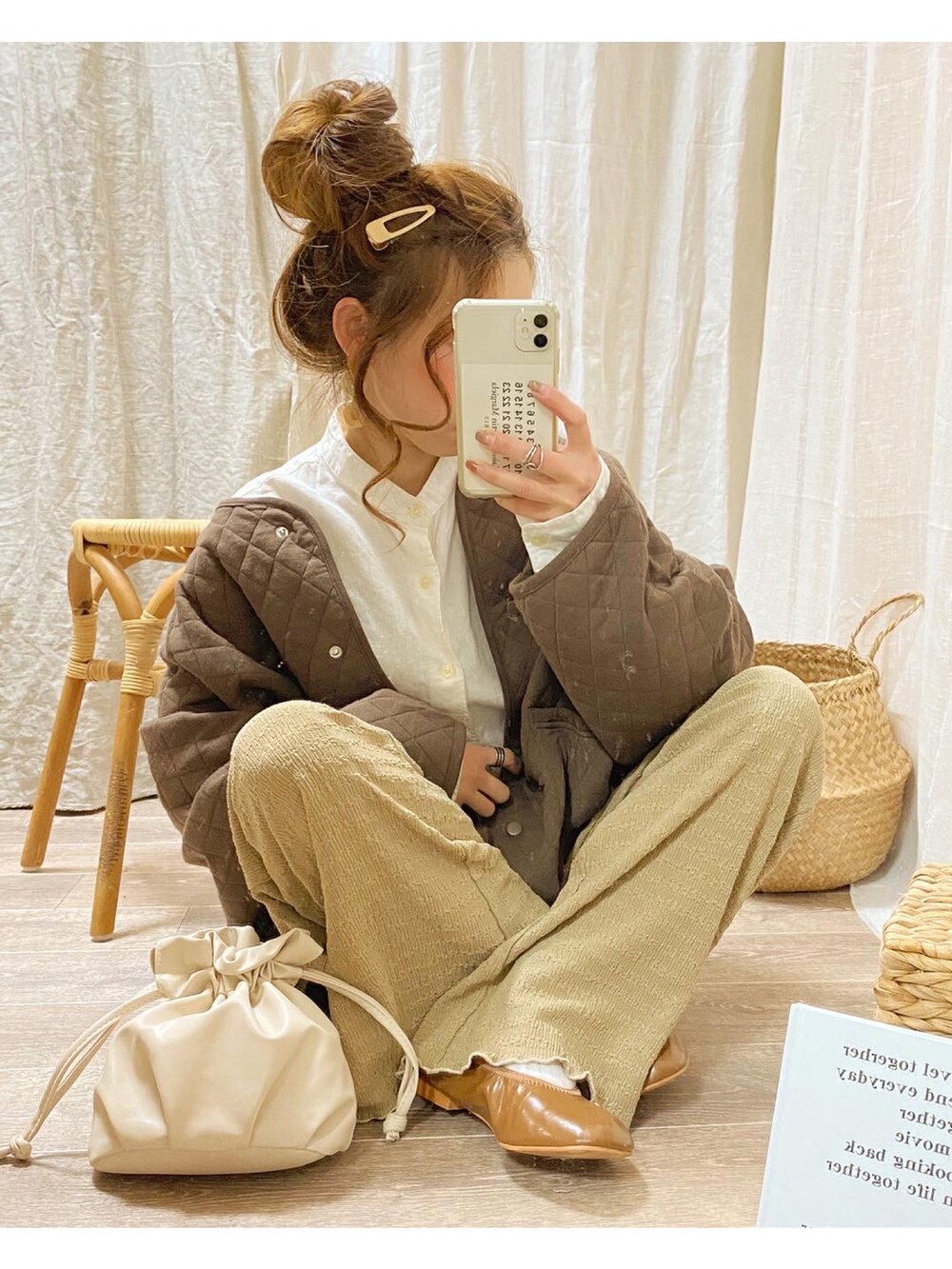 「春、パンツスタイル、淡色コーデ、しまむら、lawgy、3coins、ブラウンコーデ、ワントーンコーデ、低身長、低身長コーデ、オトナ女子、カーディガン、オーバーサイズ、キルティング、消えそうな色コーデ」｜「しまむらのキルトカーディガン（ポンチョ、ブラウン系）」を使った、and_LaLaLa_ootdさん（レディース・148cm）の冬コーディネートの2枚目の写真