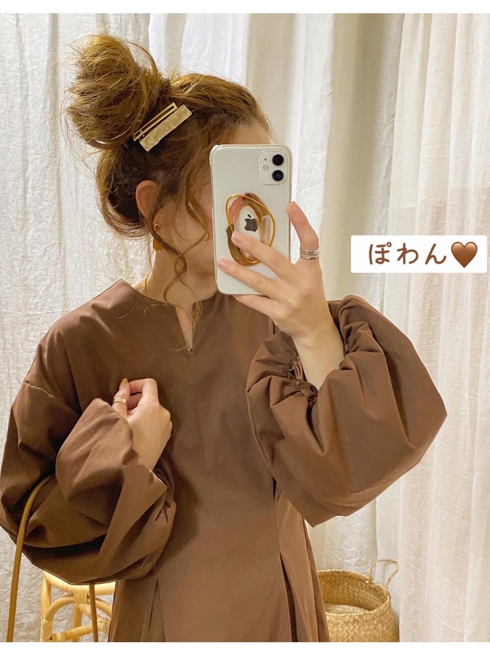 ベージュ系のショルダーバッグ、ブラウン系のバレエシューズ、ブラウン系のワンピースを着用したレディースの秋コーディネートの3枚目の写真