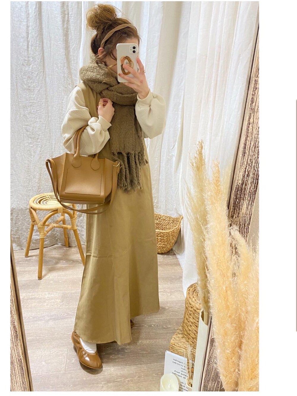 「ジャンパースカート、ベージュコーデ、春服コーデ、ほめられ本命コーデ、バレンタイン、大人女子、ワンピース、ワントーンコーデ、低身長、淡色コーデ、春、スカート、ガーリーコーデ、しまむら、Vネック」｜「Futier landのVネックフレアツイルワンピース（ワンピース、ベージュ系）」を使った、and_LaLaLa_ootdさん（骨格ウェーブ・レディース・148cm）の冬コーディネートの3枚目の写真