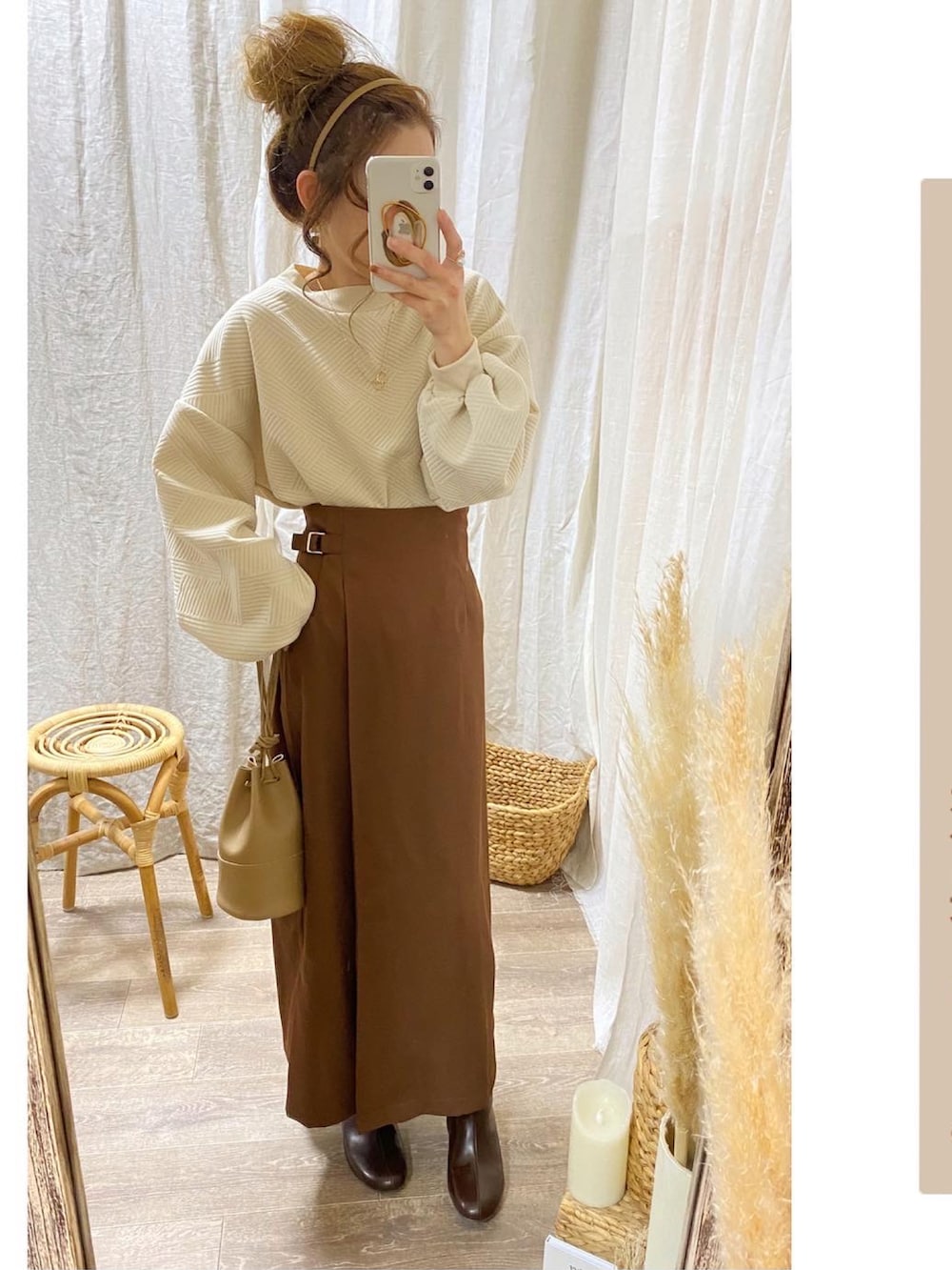 ベージュ系のスウェット、ブラウン系のスカート、ベージュ系のショルダーバッグを着用したレディースの冬コーディネートの3枚目の写真
