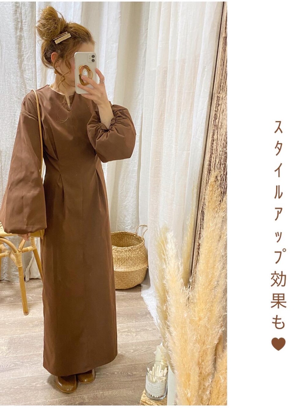 ベージュ系のショルダーバッグ、ブラウン系のバレエシューズ、ブラウン系のワンピースを着用したレディースの秋コーディネートの2枚目の写真