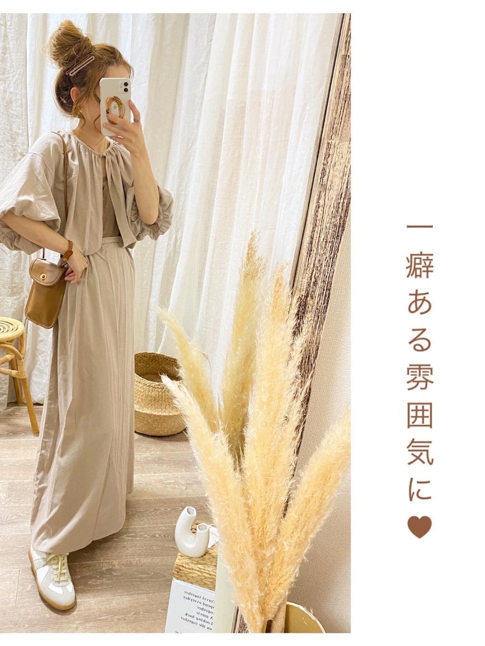 ブラウン系のワンピース、イエロー系のショルダーバッグ、ホワイト系のスニーカーを着用したレディースの夏コーディネートの4枚目の写真