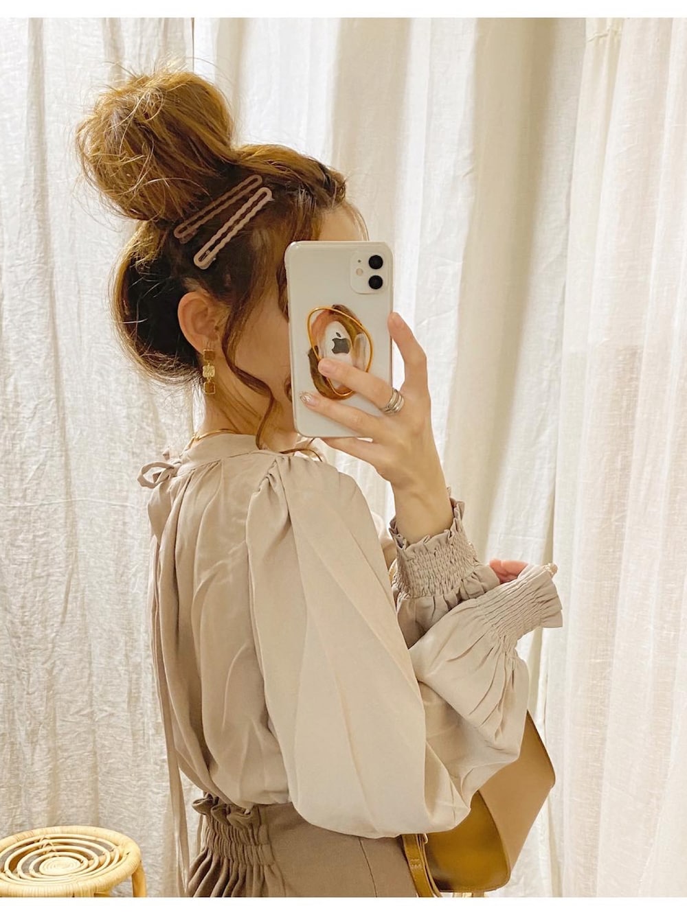 ブラウン系のハンドバッグ、ベージュ系のシャツ/ブラウス、ブラウン系のワンピースを着用したレディースの秋コーディネートの4枚目の写真