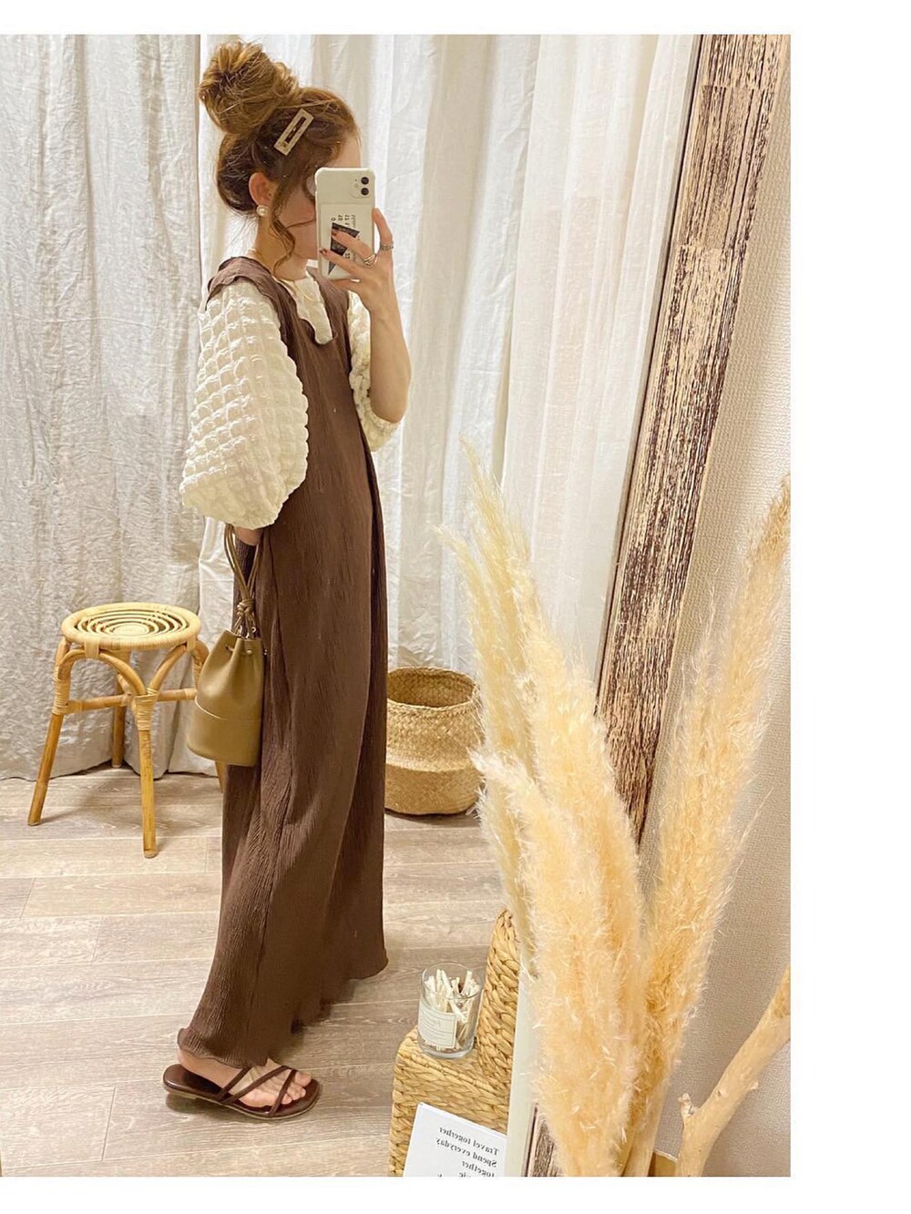 ベージュ系のワンピース/ドレス、ブラウン系のパンツ、ベージュ系のショルダーバッグを着用したレディースの夏コーディネートの4枚目の写真