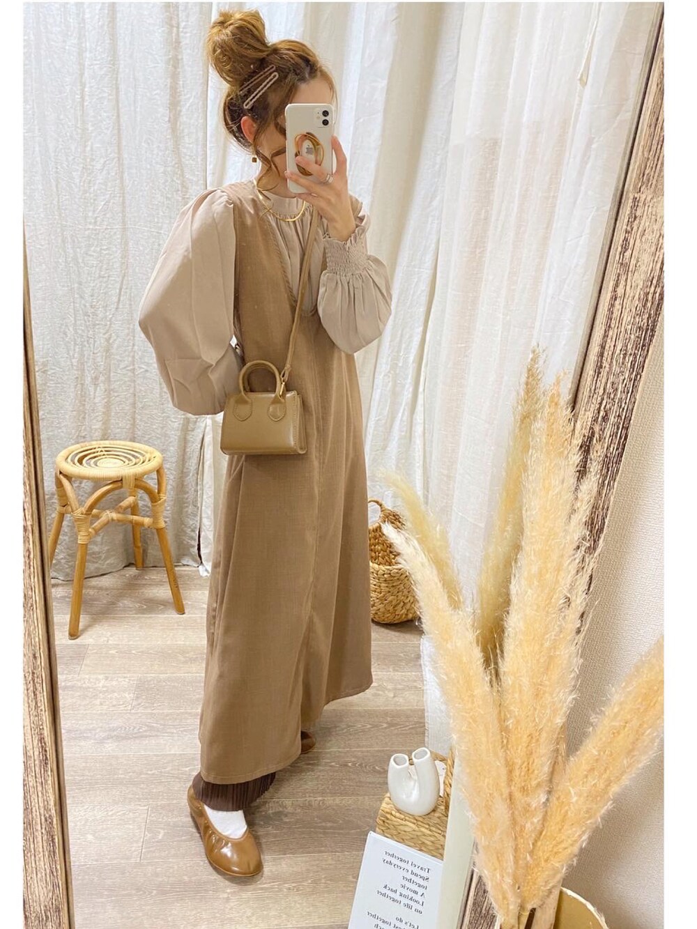 ブラウン系のハンドバッグ、ベージュ系のシャツ/ブラウス、ブラウン系のワンピースを着用したレディースの秋コーディネートの2枚目の写真