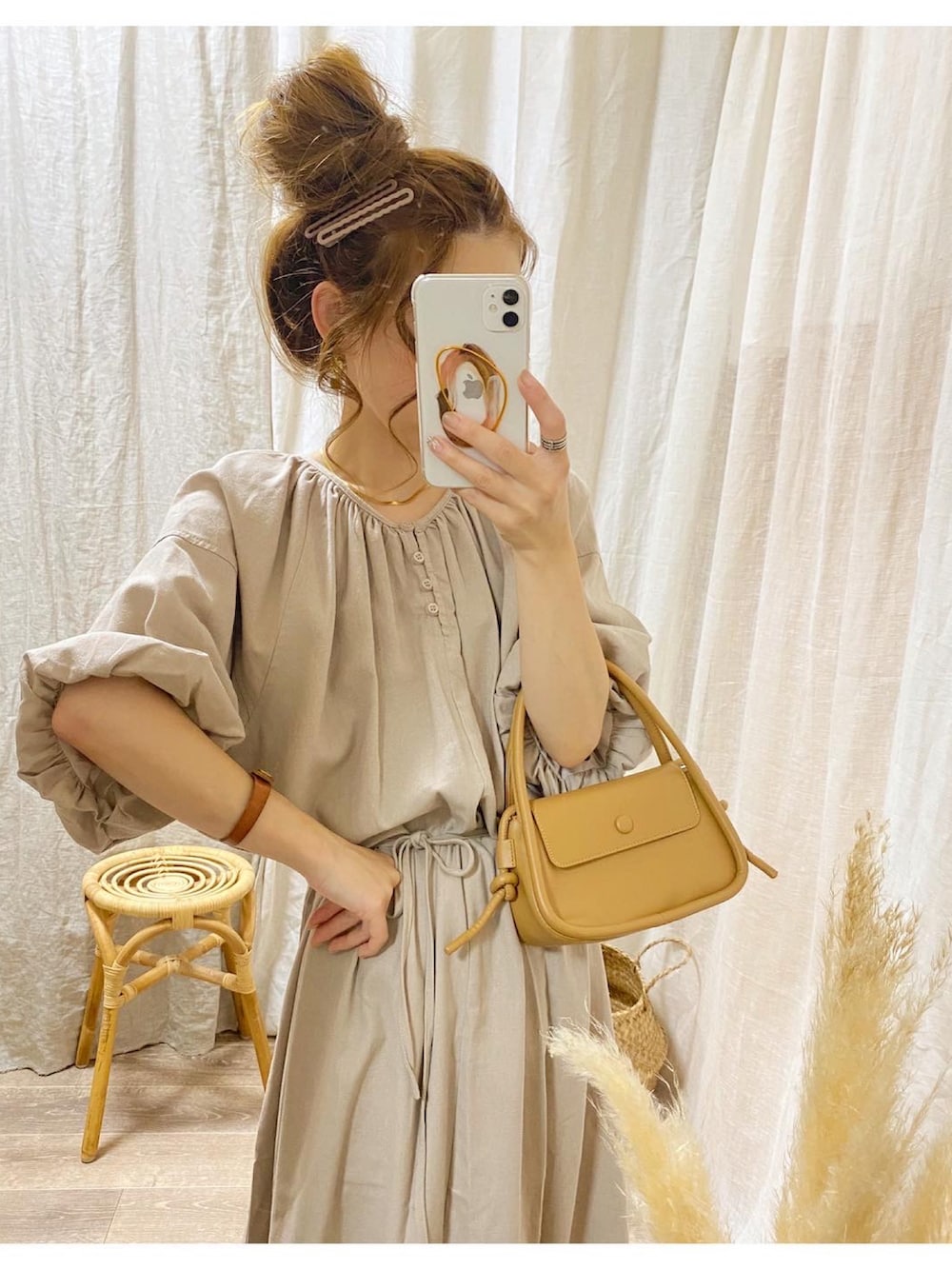 ブラウン系のワンピース、イエロー系のショルダーバッグ、ホワイト系のスニーカーを着用したレディースの夏コーディネートの2枚目の写真