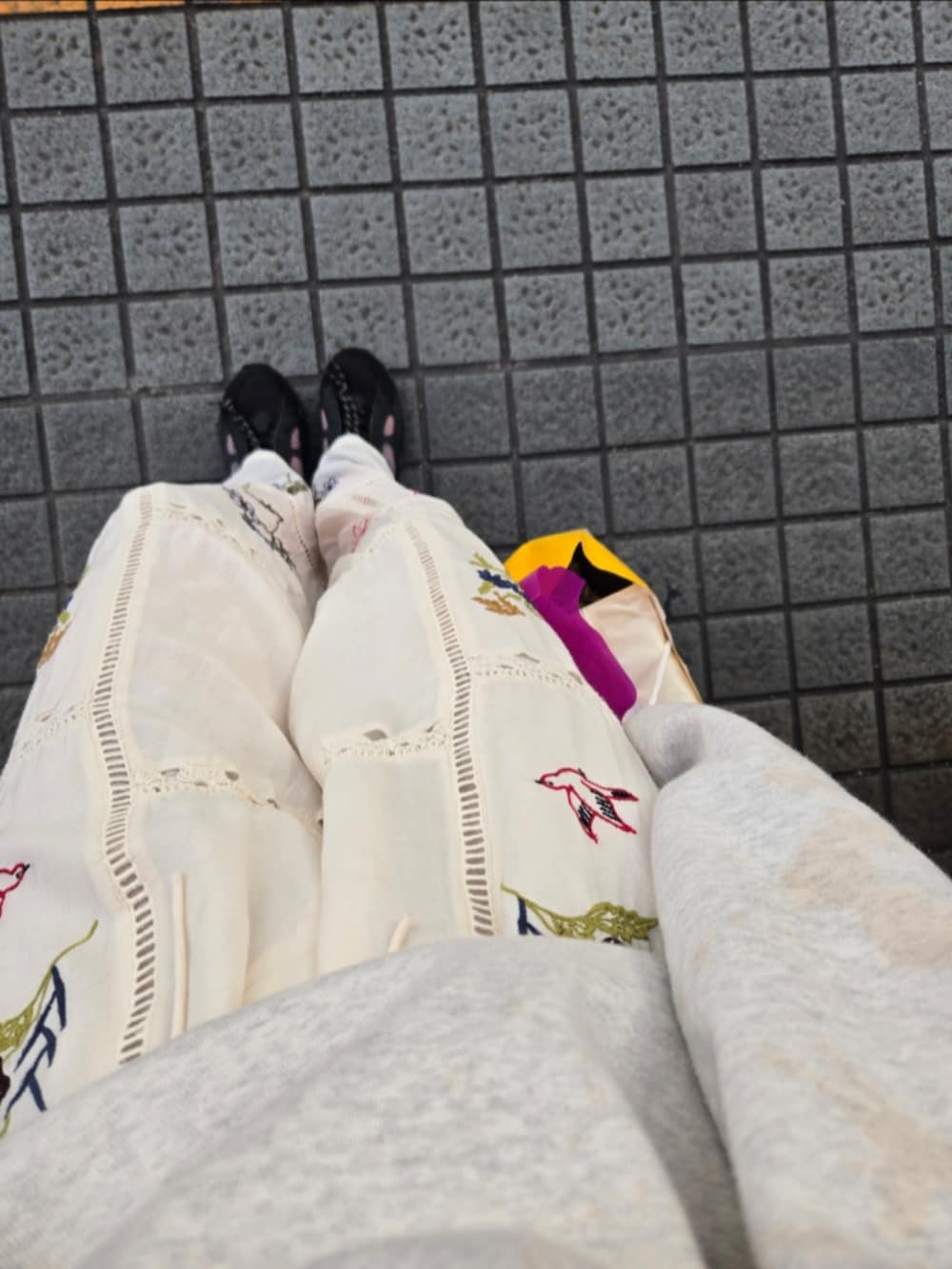 ホワイト系のその他パンツ、ホワイト系のスウェット、ブラック系のハンドバッグを着用したレディースの春コーディネートの3枚目の写真