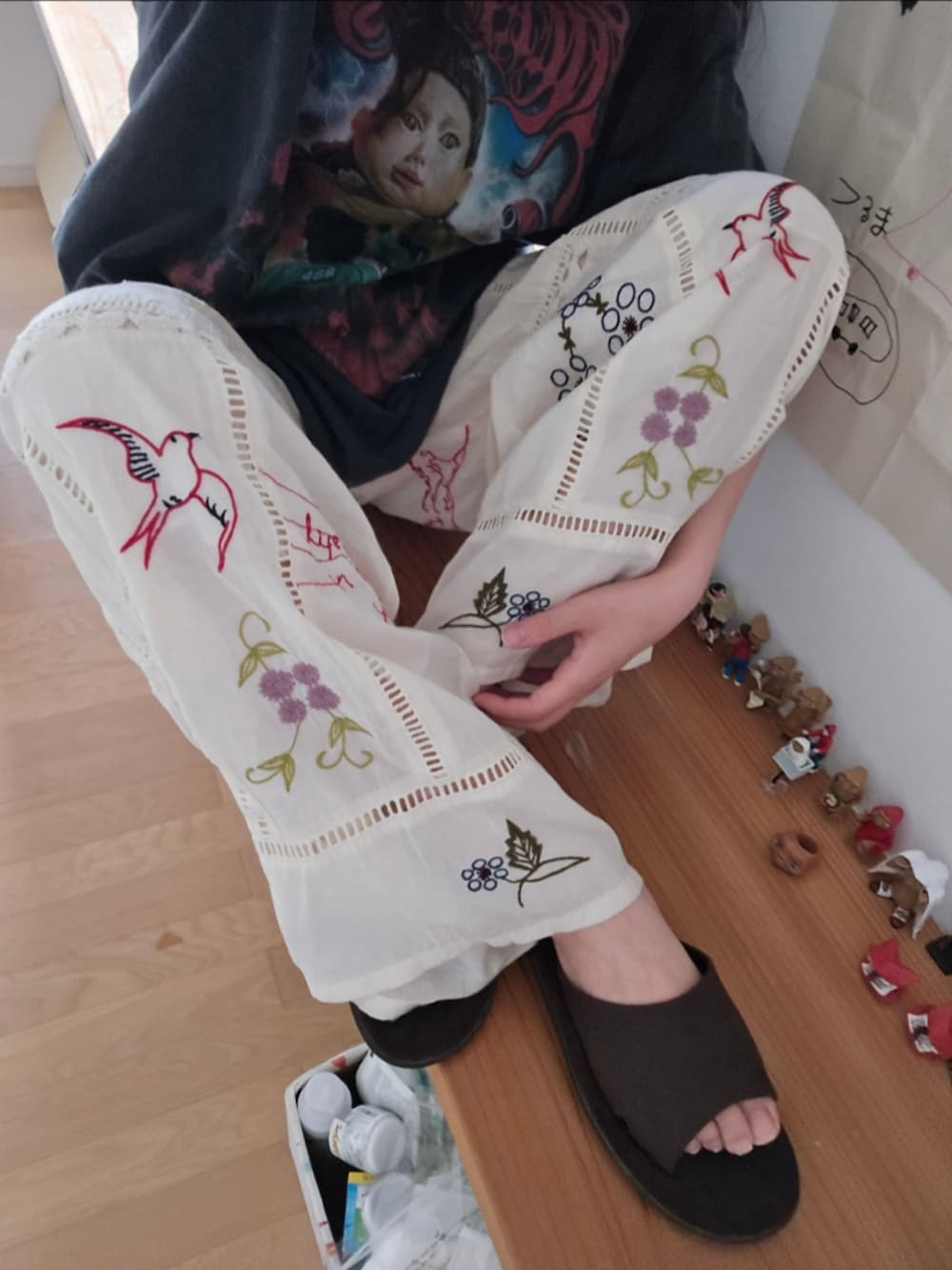 ホワイト系のその他パンツ、ブラウン系のサンダルを着用したレディースの夏コーディネートの2枚目の写真