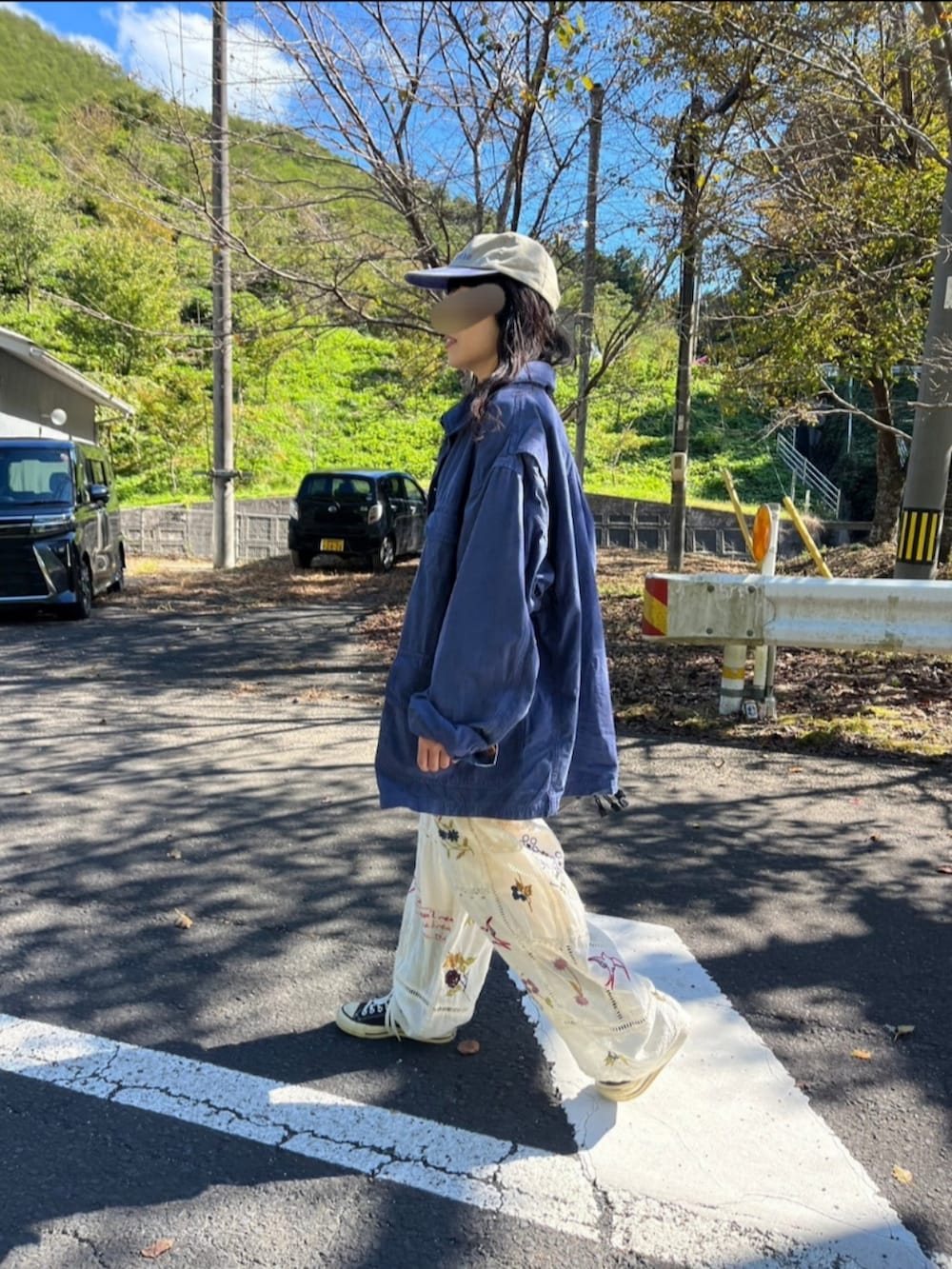 ブルー系のジャケット/アウター、ホワイト系のその他パンツ、ブラック系のスニーカーを着用したレディースの秋コーディネートの3枚目の写真