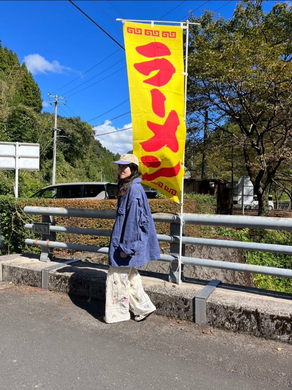 ブルー系のジャケット/アウター、ホワイト系のその他パンツ、ブラック系のスニーカーを着用したレディースの秋コーディネートの2枚目の写真