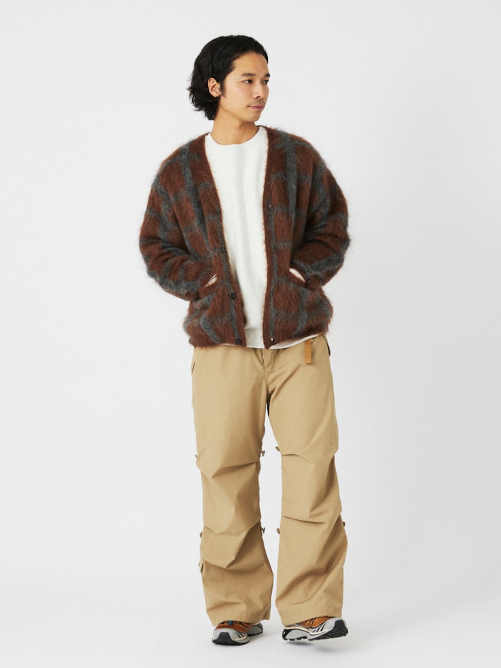 ベージュ系のその他パンツ、ブラウン系のニット/セーターを着用したメンズの冬コーディネートの2枚目の写真