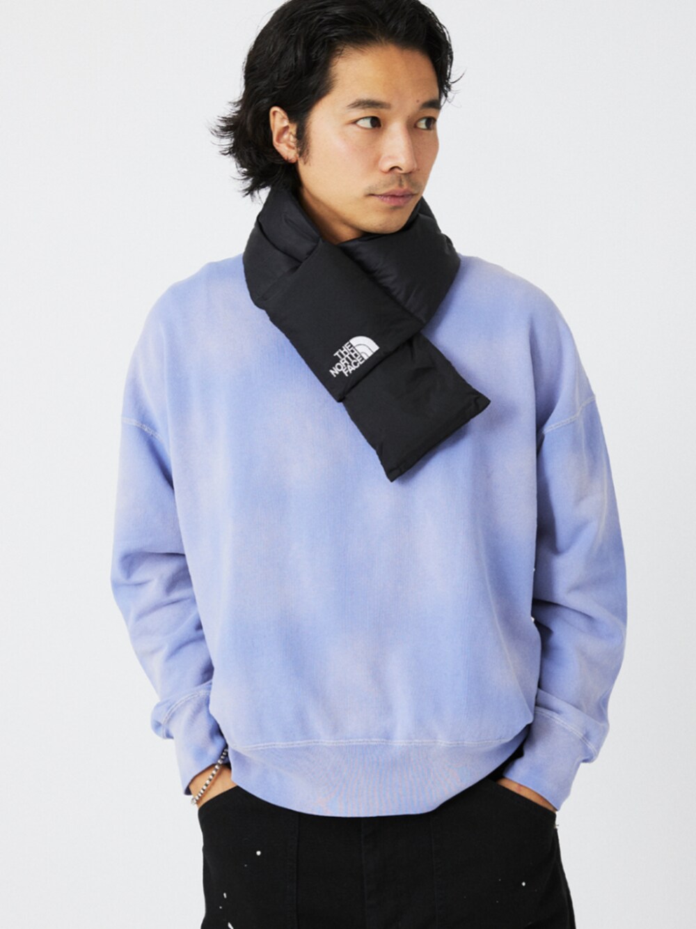 ブラック系のその他パンツ、ブルー系のスウェット、ブラック系のマフラーを着用したメンズの冬コーディネートの2枚目の写真