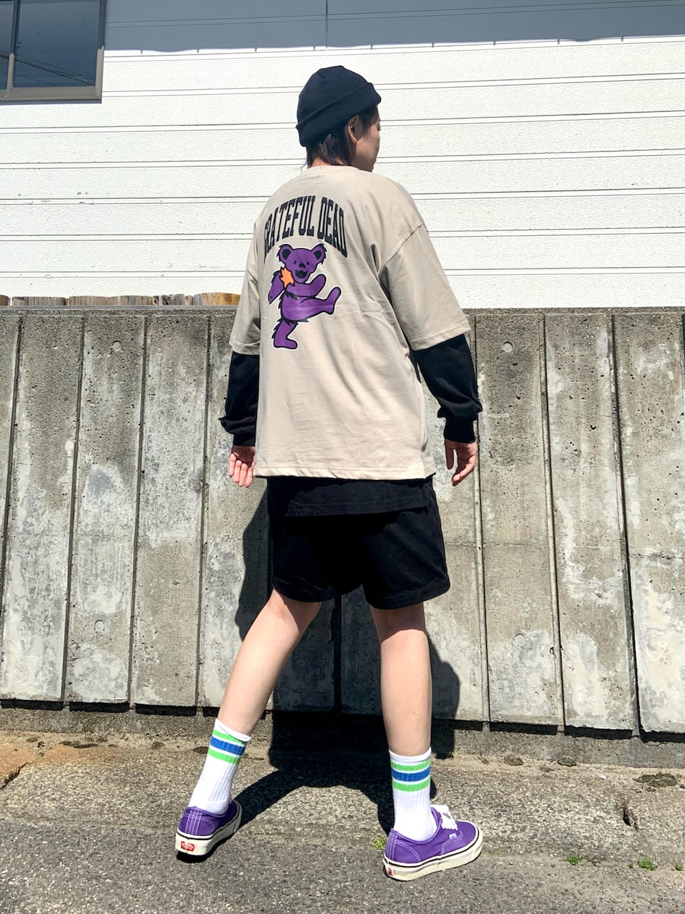 パープル系のスニーカー、ブラック系のその他パンツ、ベージュ系のTシャツ/カットソーを着用したレディースの夏コーディネートの2枚目の写真