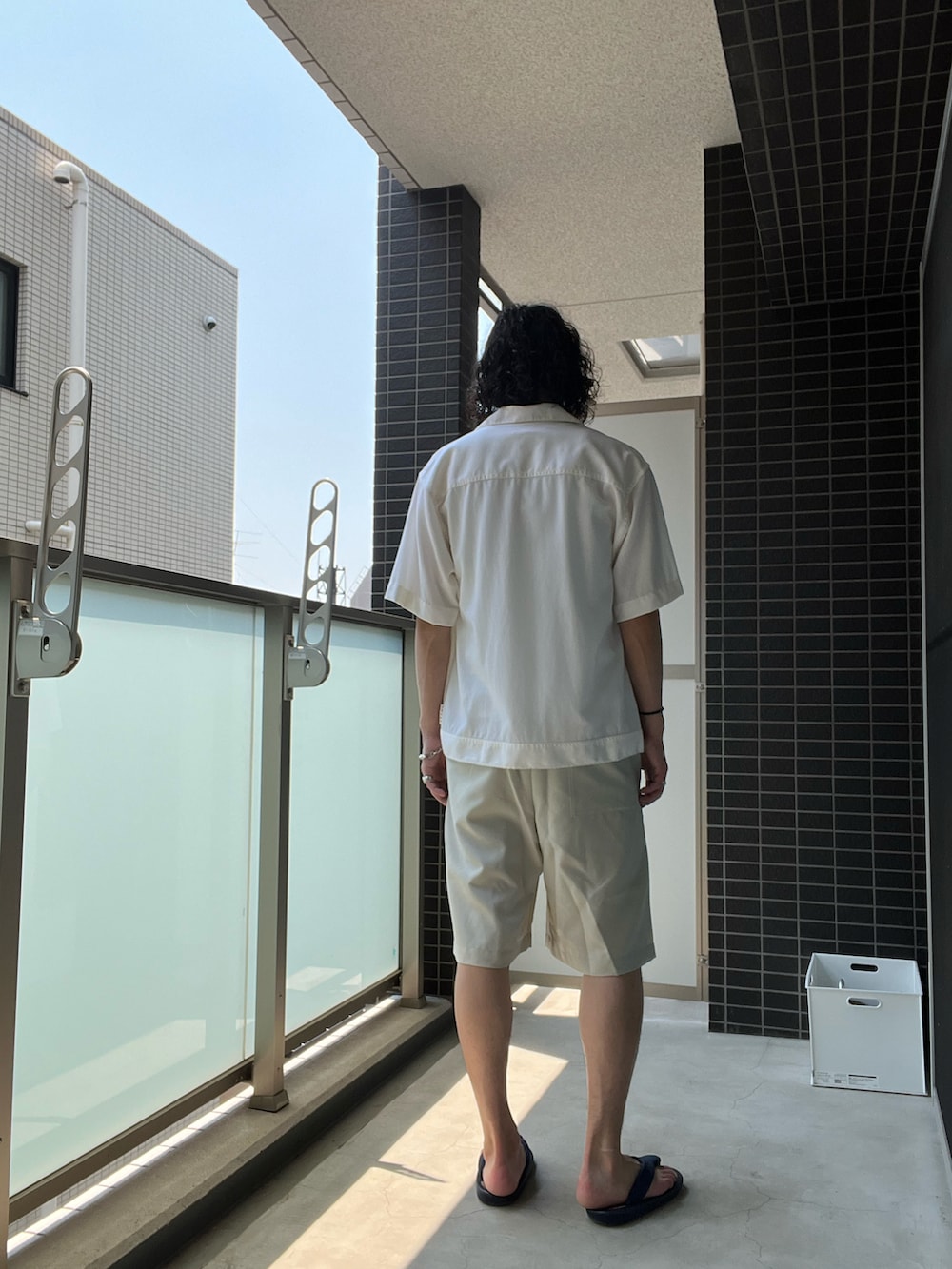 「シンプルコーデ、夏コーデ、大人カジュアル、シャツスタイル、サンダル、ショートパンツ、めがね、サングラス、おしゃれさんと繋がりたい」｜「OAMCのアイテム（その他パンツ、ホワイト系）」を使った、ゆーさく（少し再開）さん（メンズ・174cm）の夏コーディネートの3枚目の写真