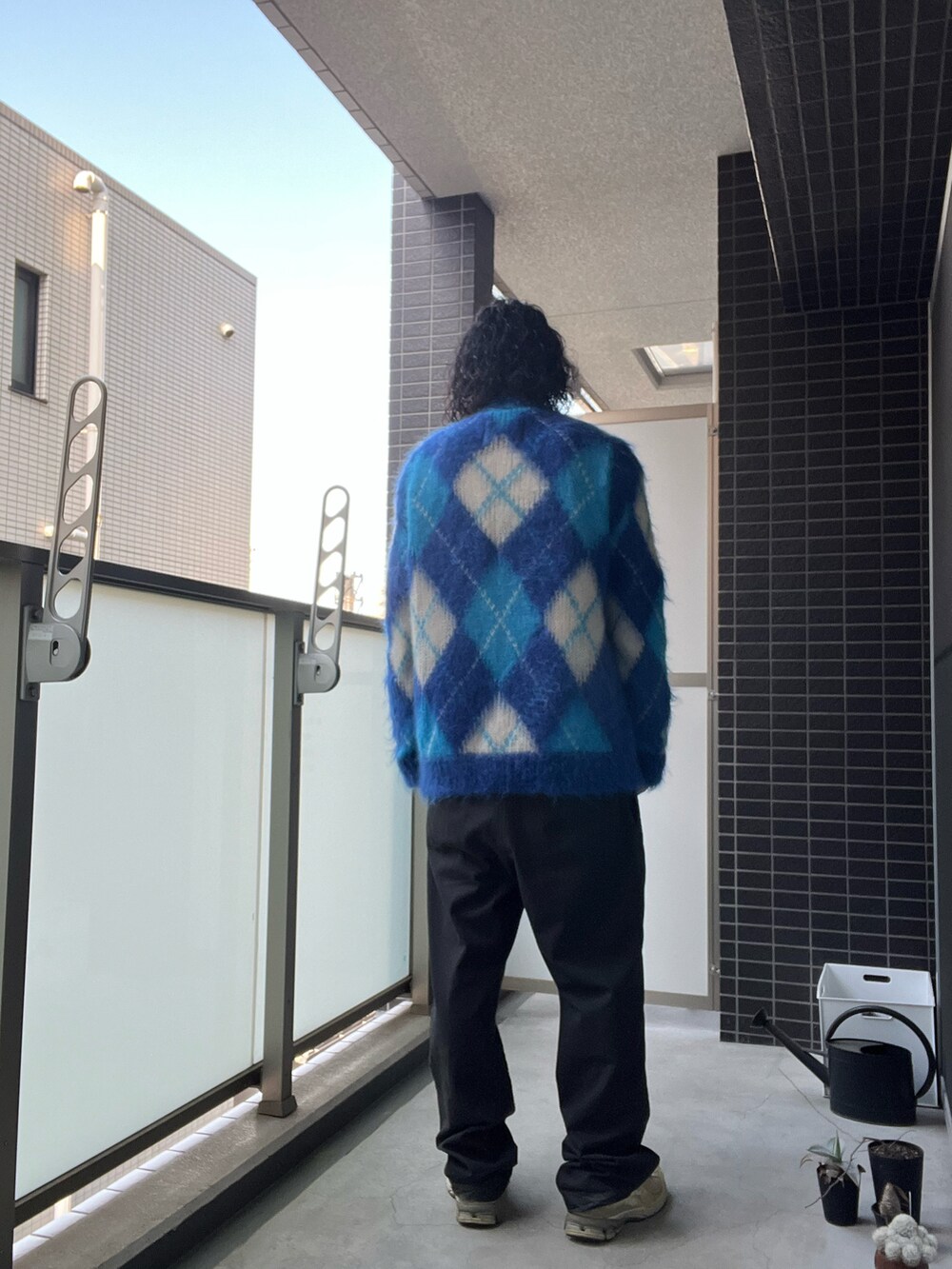 「春服コーデ、カジュアルコーデ、ゆるコーデ、カジュアル、めがね、スニーカー、UNIQLO U、メガネ男子」｜「MARNIのアイテム（カーディガン/ボレロ、ブルー系）」を使った、ゆーさく（少し再開）さん（メンズ・174cm）の春コーディネートの3枚目の写真