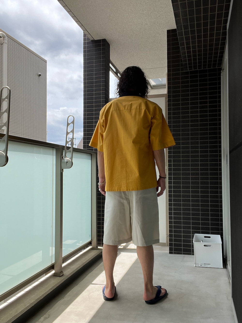 「夏コーデ、オープンカラーシャツ、おしゃれさんと繋がりたい、めがね、サンダル、ショートパンツ、大人カジュアル」｜「OAMCのアイテム（その他パンツ、ホワイト系）」を使った、ゆーさく（少し再開）さん（メンズ・174cm）の夏コーディネートの3枚目の写真